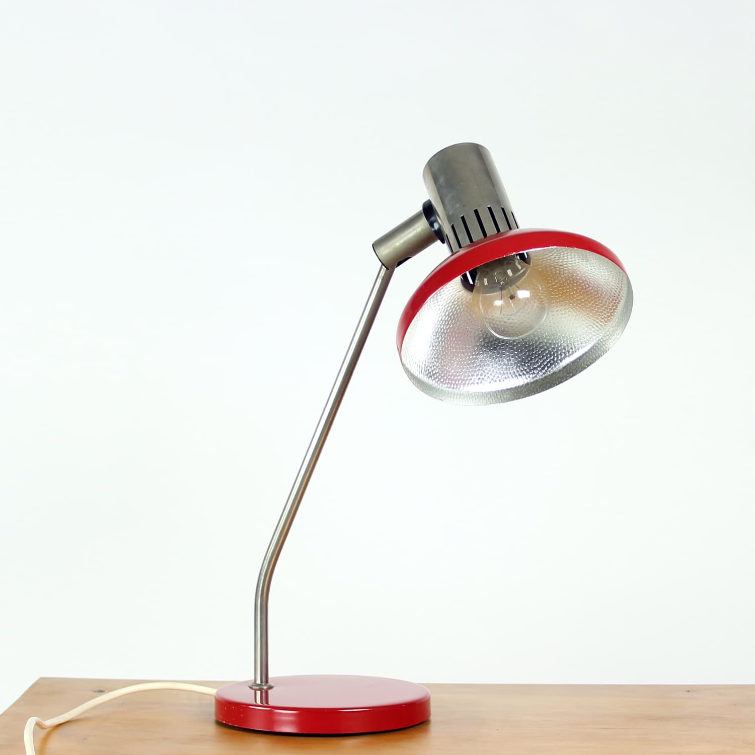 Lampa stołowa, czerwona, aluminium, stal szczotkowana, Niemcy, lata 70. - 185044