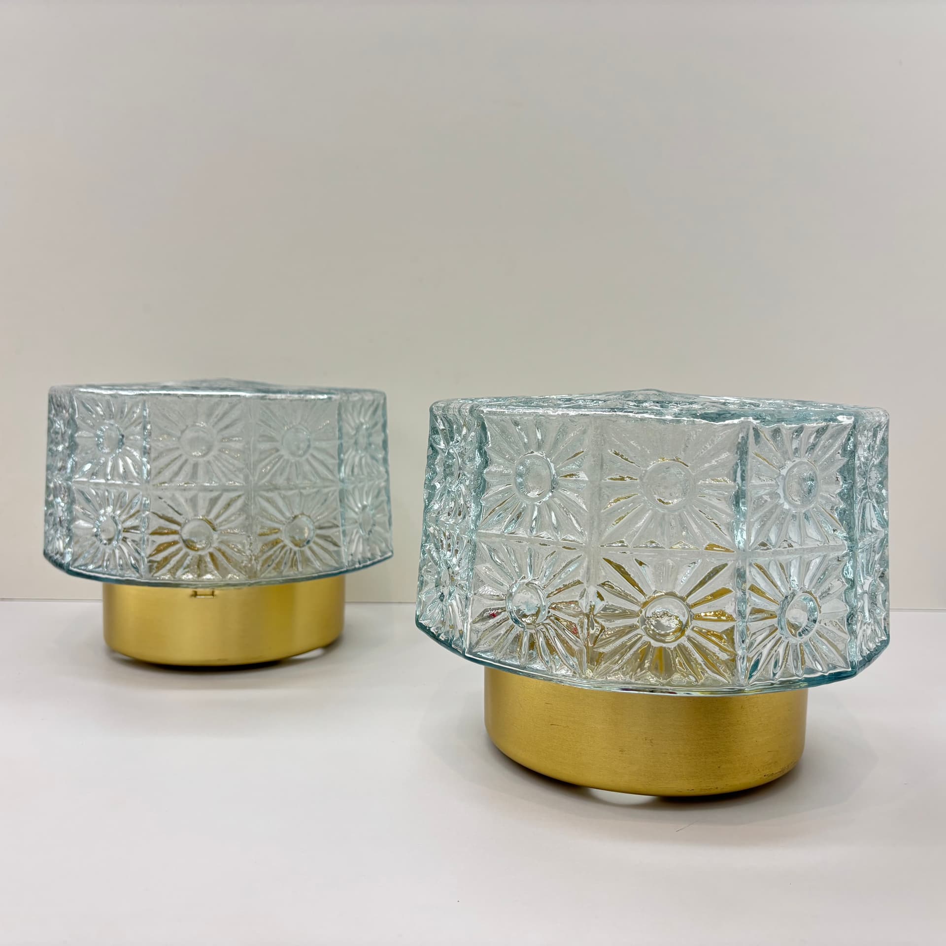 Pair of wall lights, transparent glass, gilded aluminium, Germany, 1980s. - 185083
