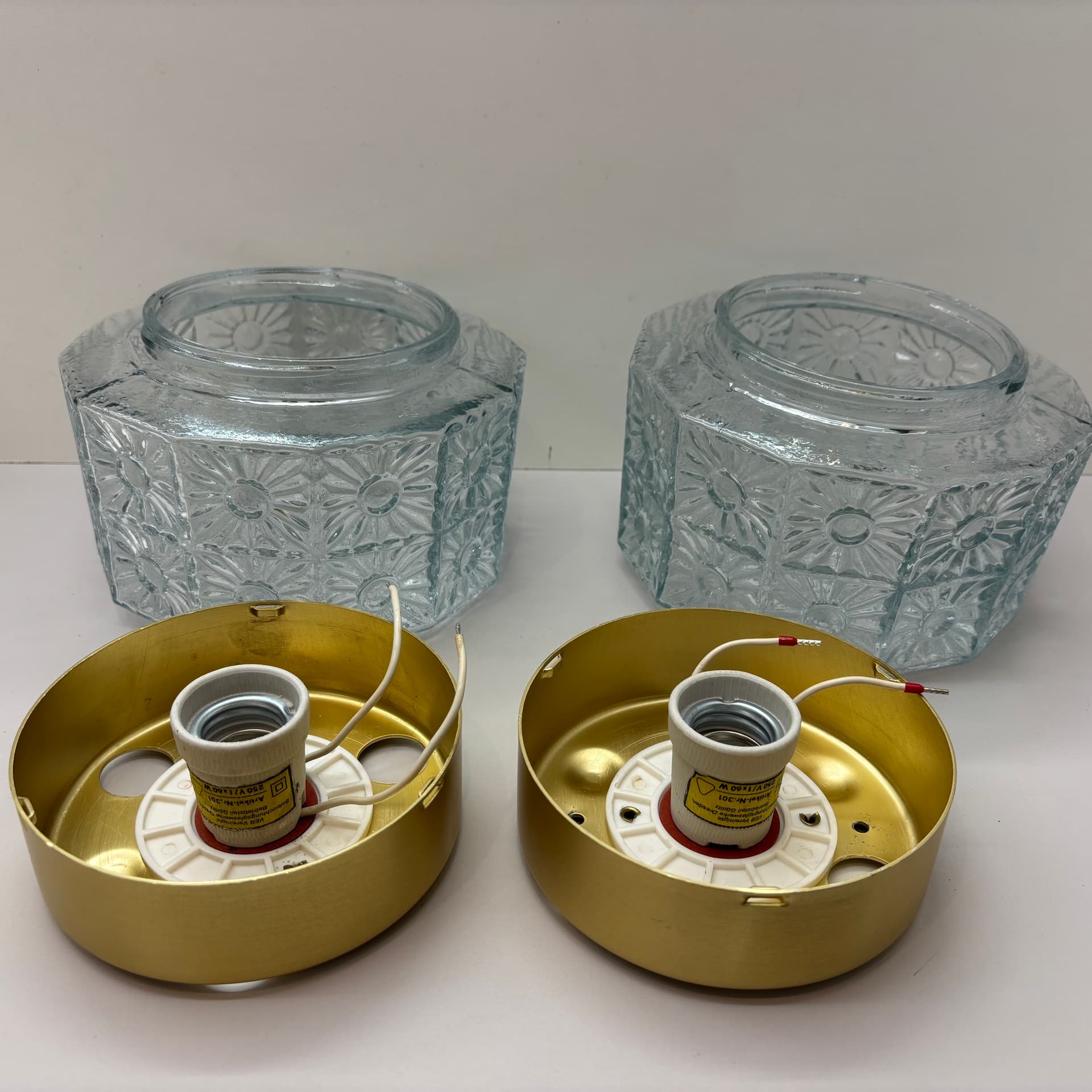 Pair of wall lights, transparent glass, gilded aluminium, Germany, 1980s. - 185084