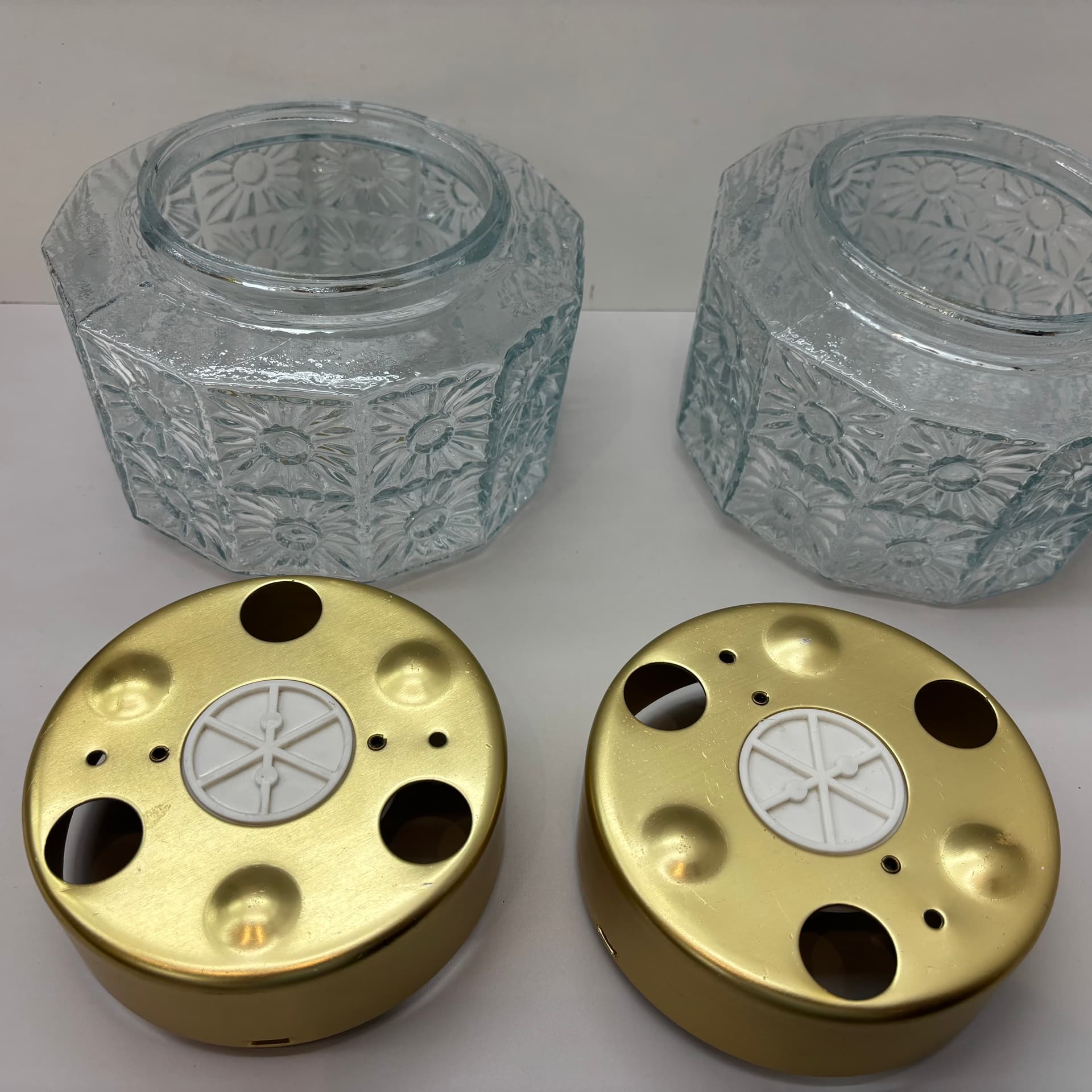 Pair of wall lights, transparent glass, gilded aluminium, Germany, 1980s. - 185086