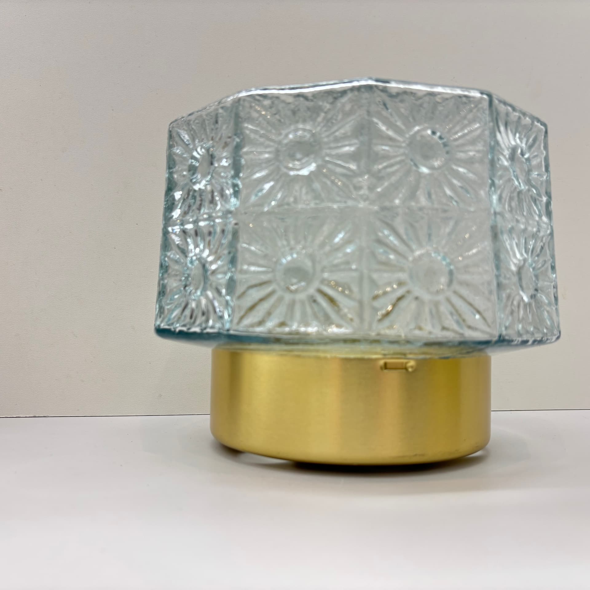 Pair of wall lights, transparent glass, gilded aluminium, Germany, 1980s. - 185082