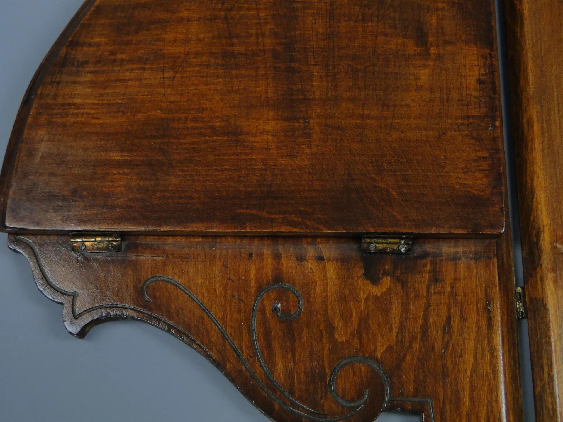 Półka narożna secesyjna, orzech brąz ciemny, Polska, lata 20. - 12879