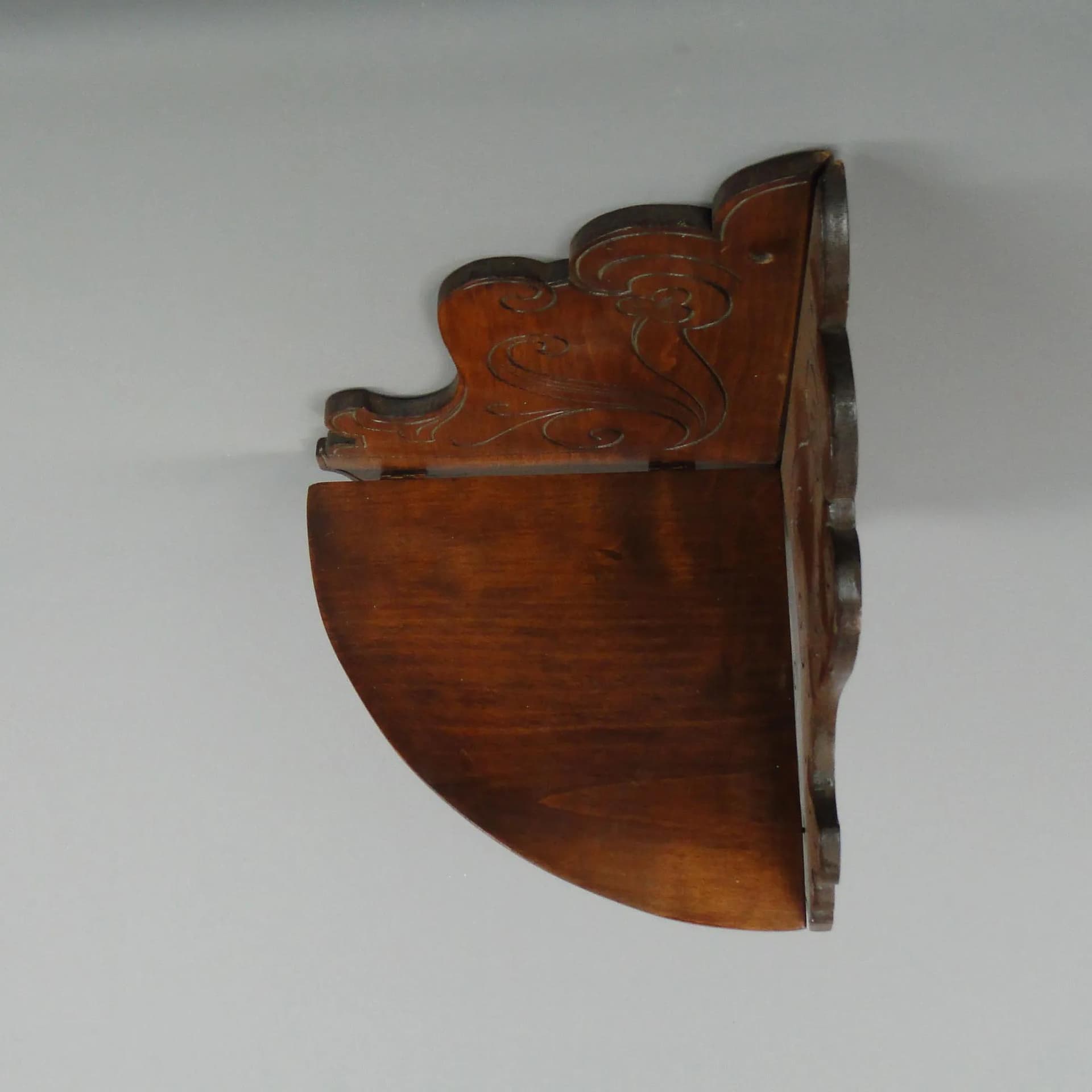 Półka narożna secesyjna, orzech brąz ciemny, Polska, lata 20. - 12872