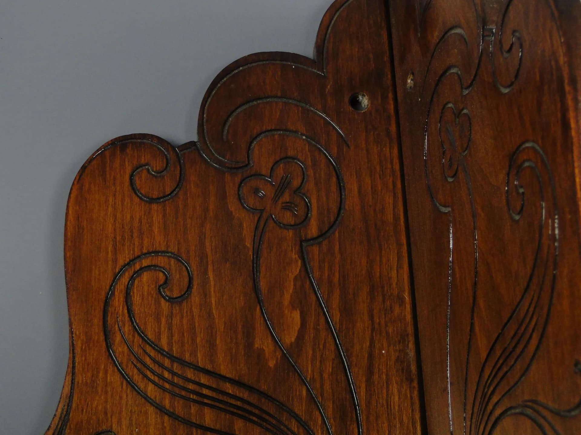 Półka narożna secesyjna, orzech brąz ciemny, Polska, lata 20. - 12875