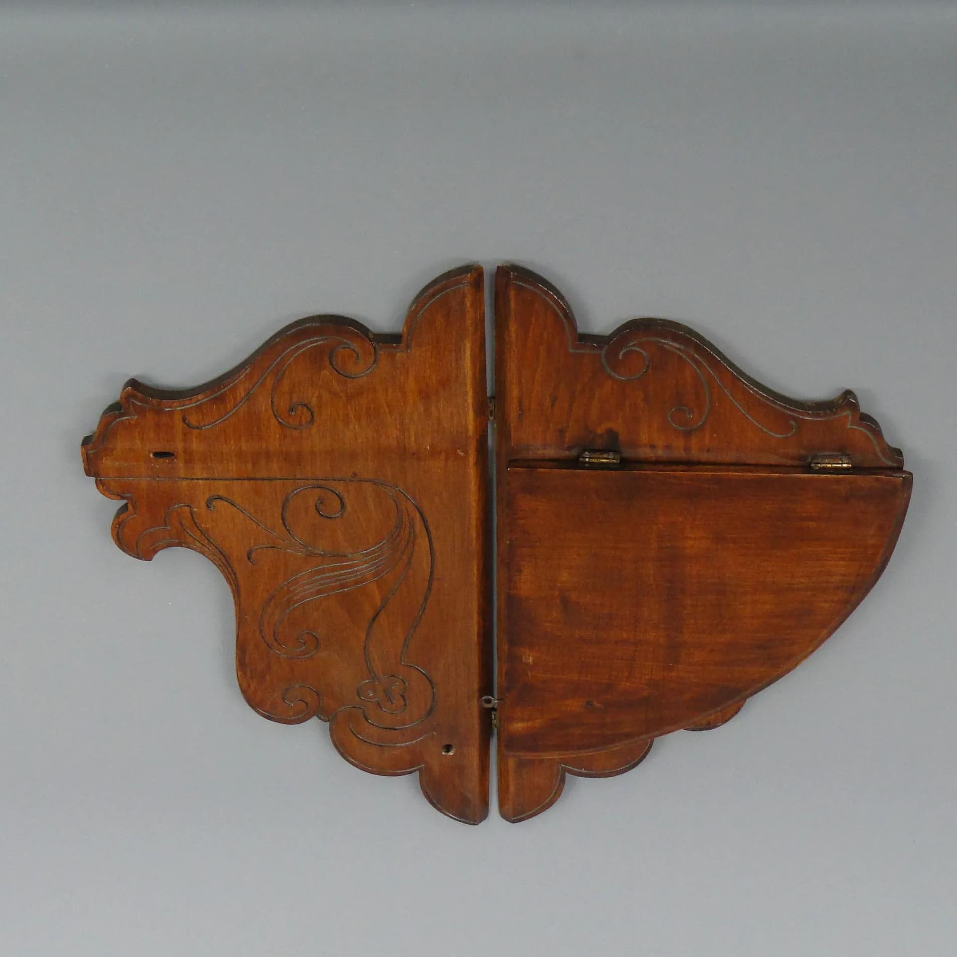 Półka narożna secesyjna, orzech brąz ciemny, Polska, lata 20. - 12878