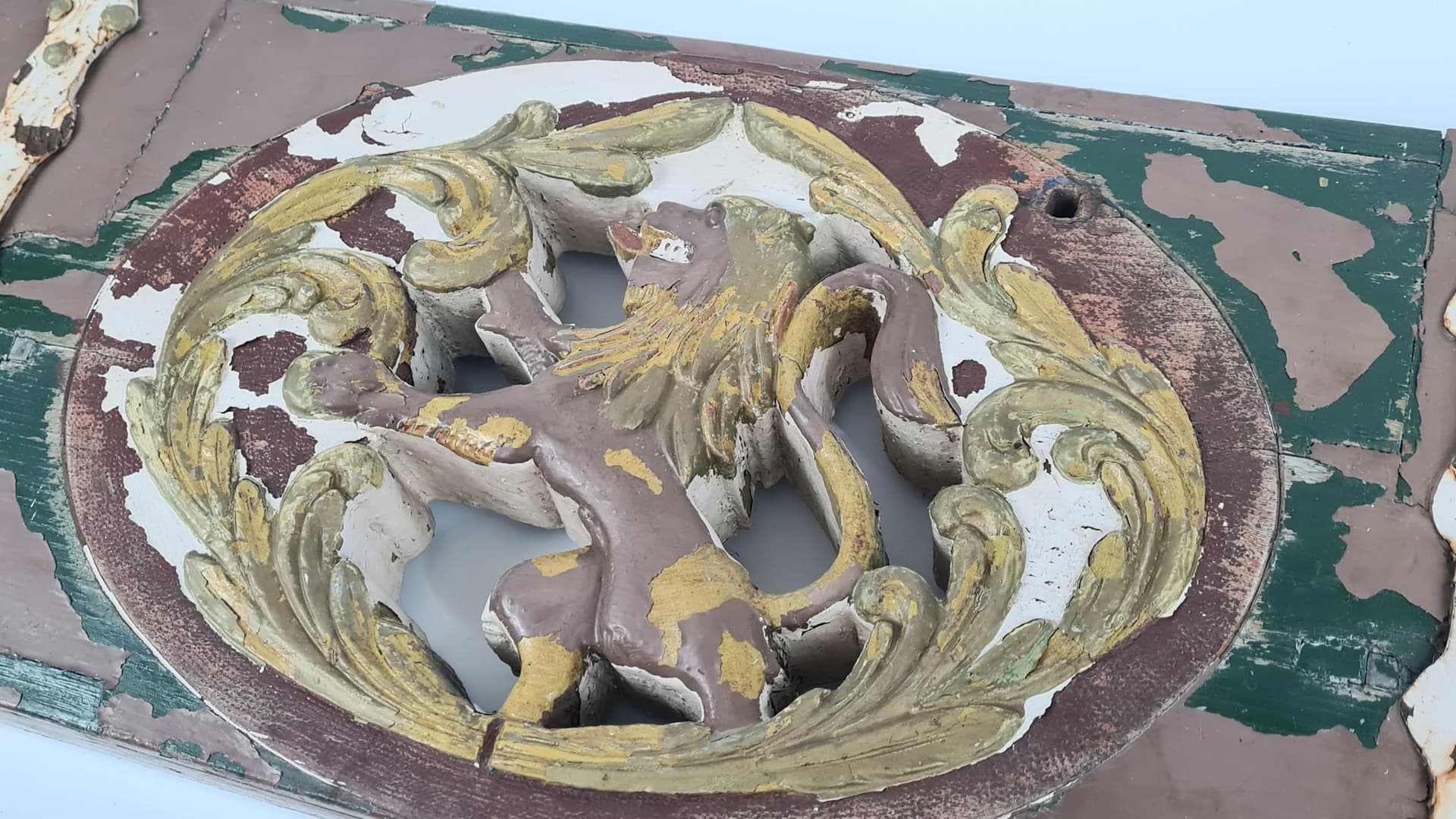 Antyczny drewniany naczółek z lwem – XVIII/XIX w. | element architektury wnętrz, 107 cm - 185291