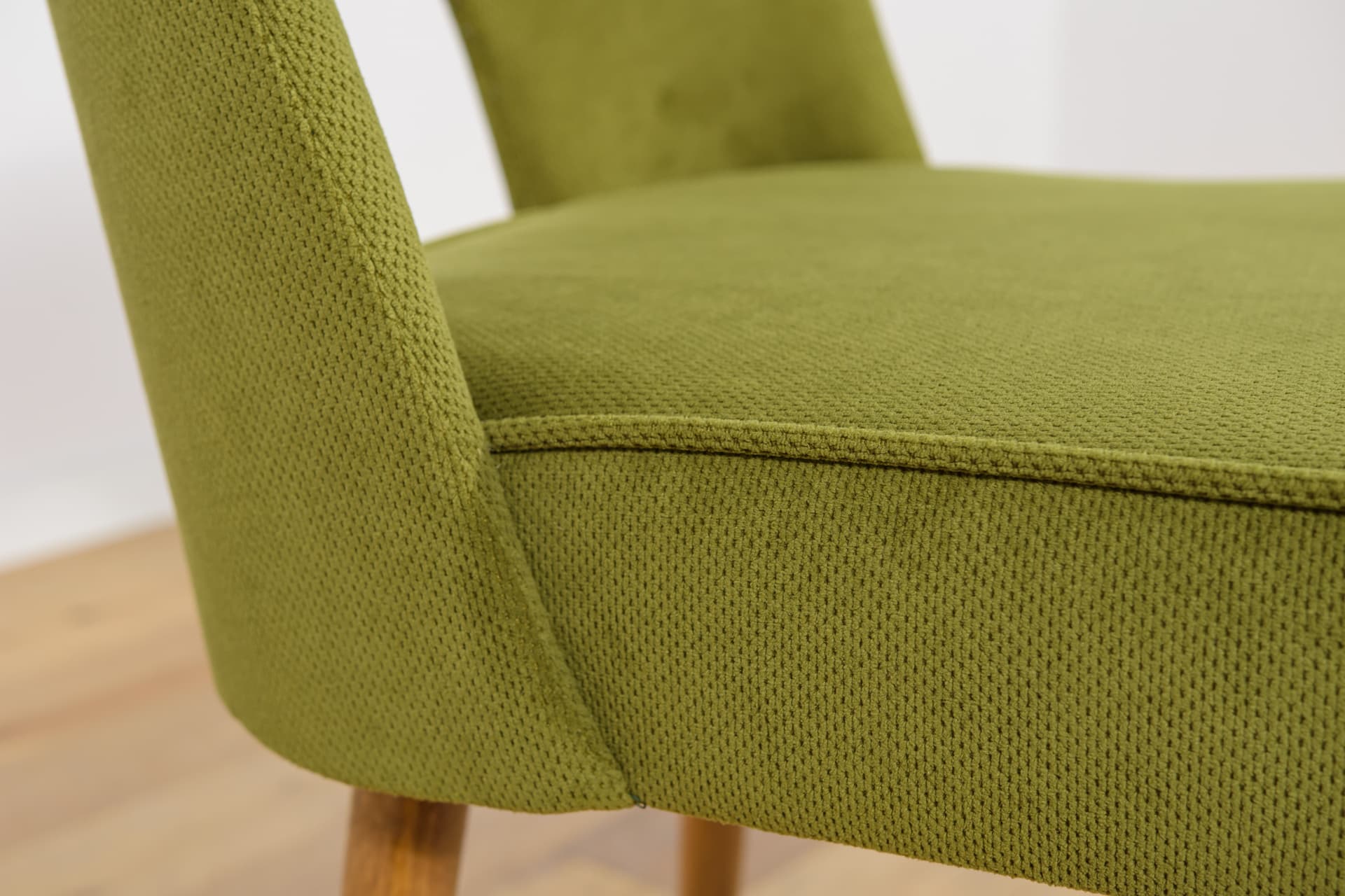 Komplet czterech krzeseł Muszelka, oliwkowa zieleń, drewno jasny, Polska, lata 60. - 185328