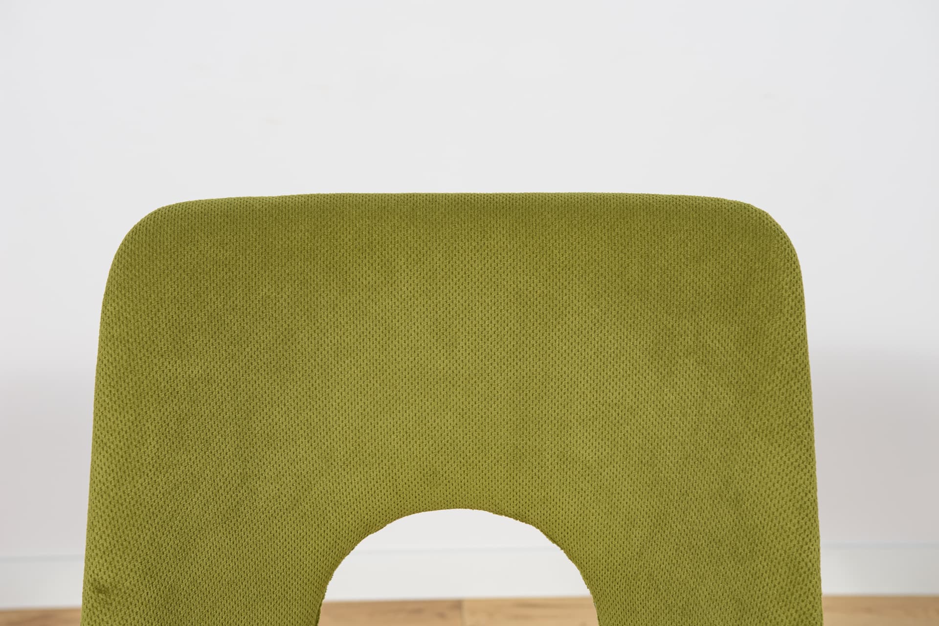 Komplet czterech krzeseł Muszelka, oliwkowa zieleń, drewno jasny, Polska, lata 60. - 185325