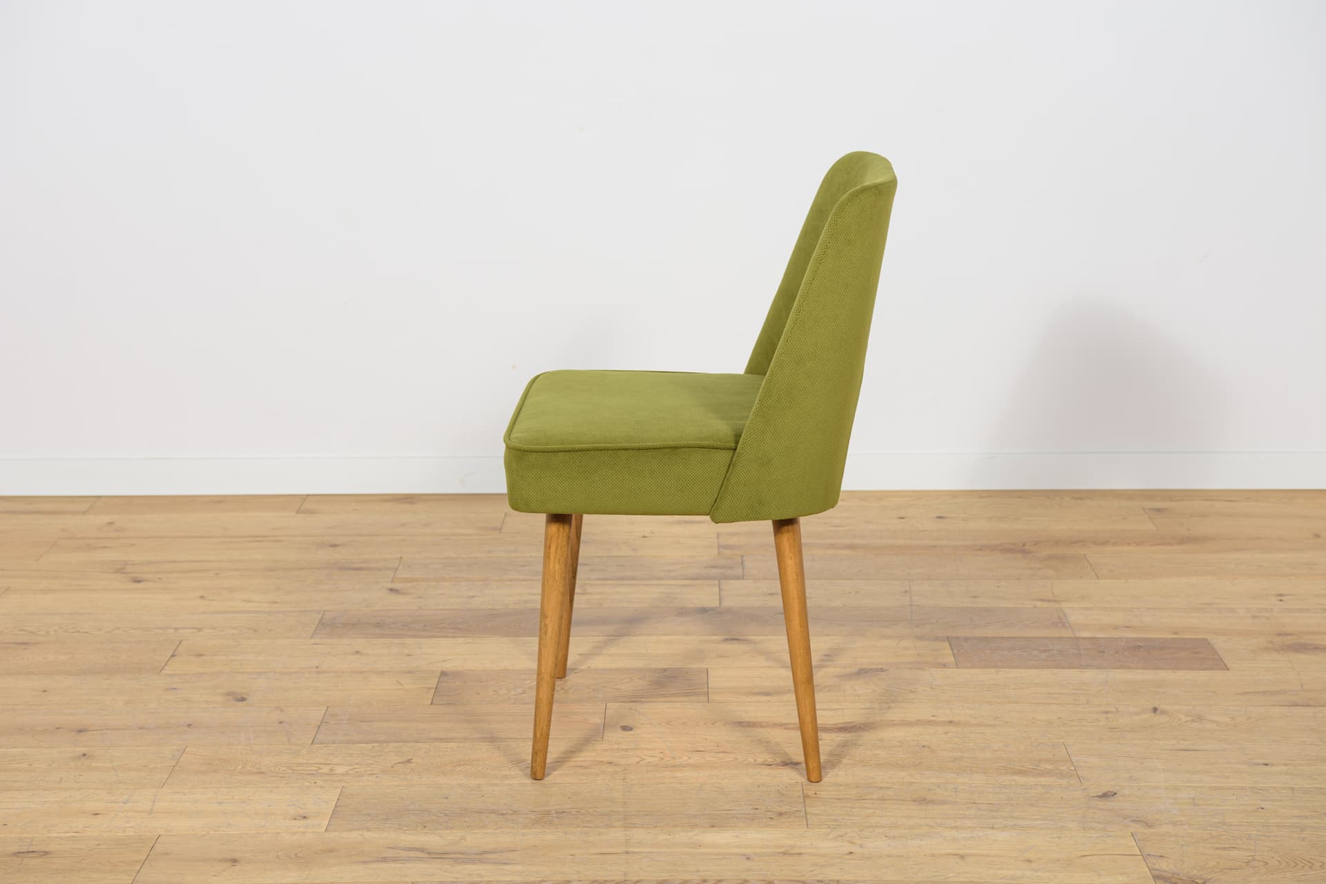 Komplet czterech krzeseł Muszelka, oliwkowa zieleń, drewno jasny, Polska, lata 60. - 185322