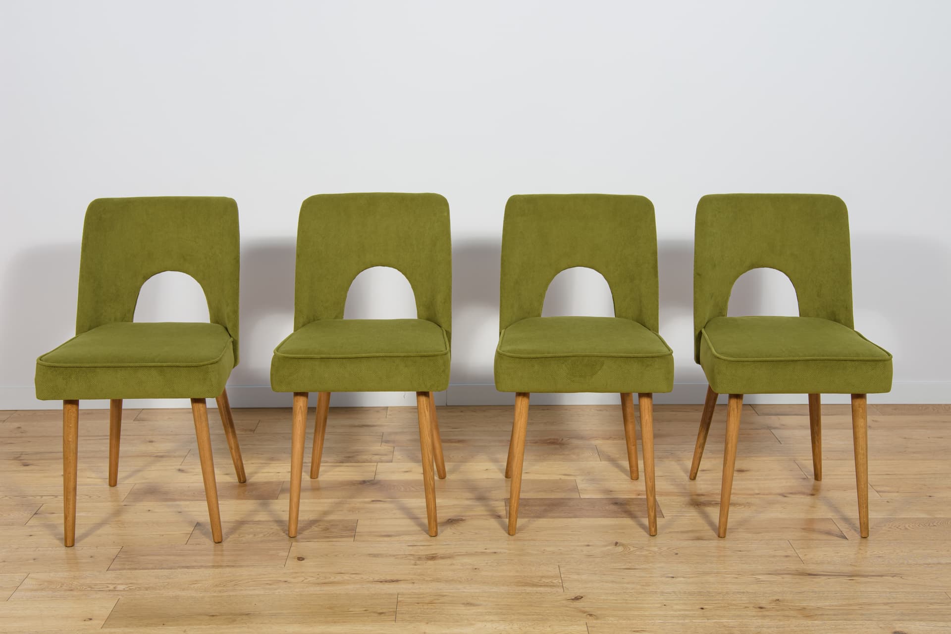 Komplet czterech krzeseł Muszelka, oliwkowa zieleń, drewno jasny, Polska, lata 60. - 185315