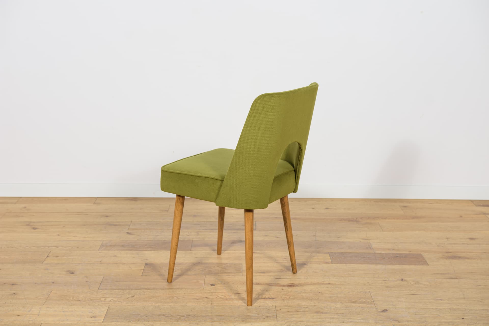 Komplet czterech krzeseł Muszelka, oliwkowa zieleń, drewno jasny, Polska, lata 60. - 185323