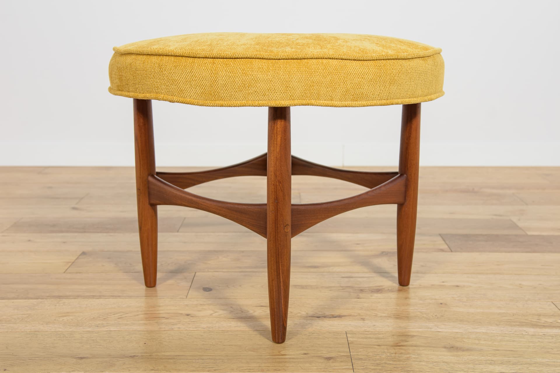 Stołek, tapicerka żółta, teak, proj. I. Kofod-Larsen, G-Plan, Wielka Brytania, lata 60. - 185375