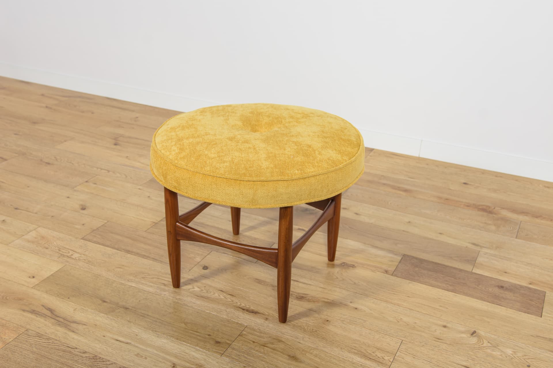 Stołek, tapicerka żółta, teak, proj. I. Kofod-Larsen, G-Plan, Wielka Brytania, lata 60. - 185370