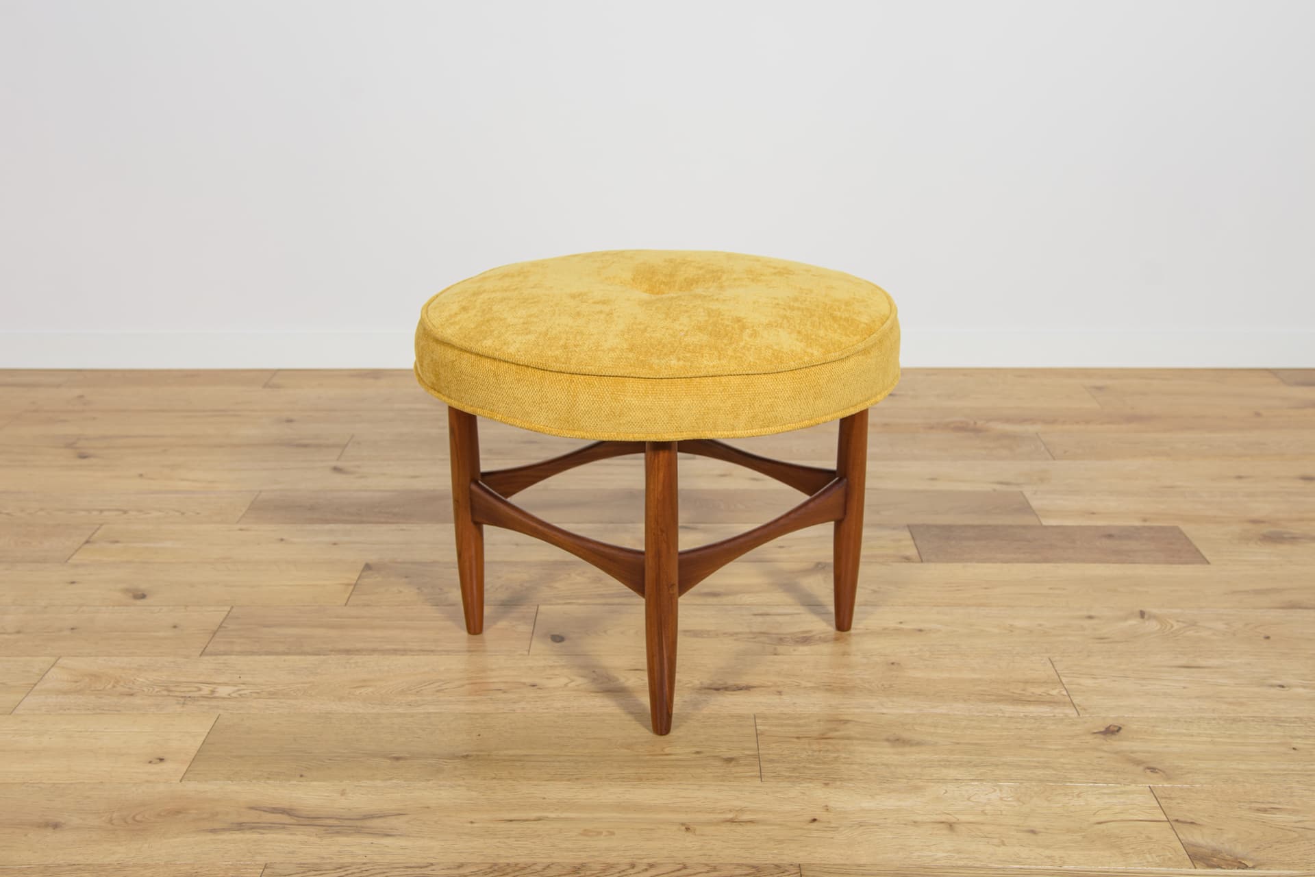 Stołek, tapicerka żółta, teak, proj. I. Kofod-Larsen, G-Plan, Wielka Brytania, lata 60. - 185376