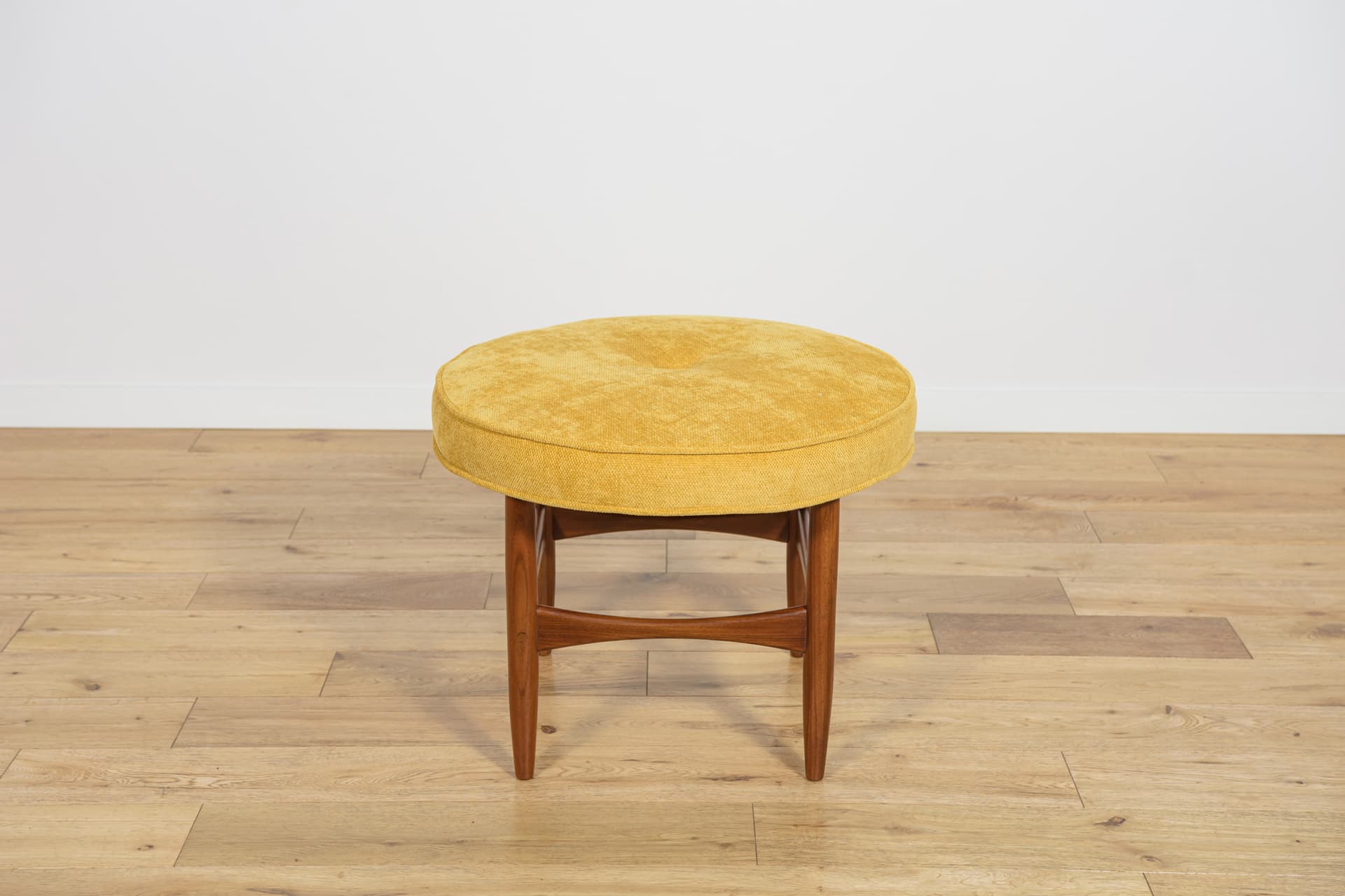 Stołek, tapicerka żółta, teak, proj. I. Kofod-Larsen, G-Plan, Wielka Brytania, lata 60. - 185371