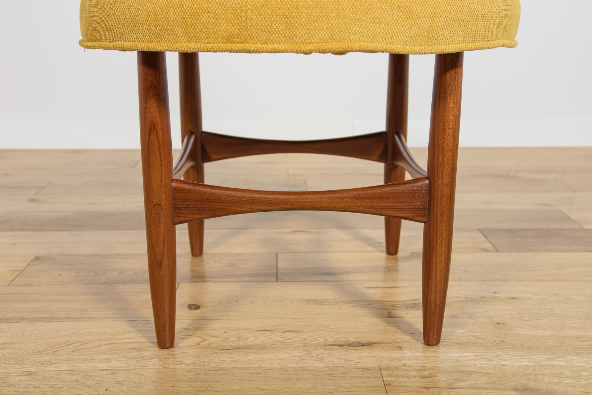 Stołek, tapicerka żółta, teak, proj. I. Kofod-Larsen, G-Plan, Wielka Brytania, lata 60. - 185377