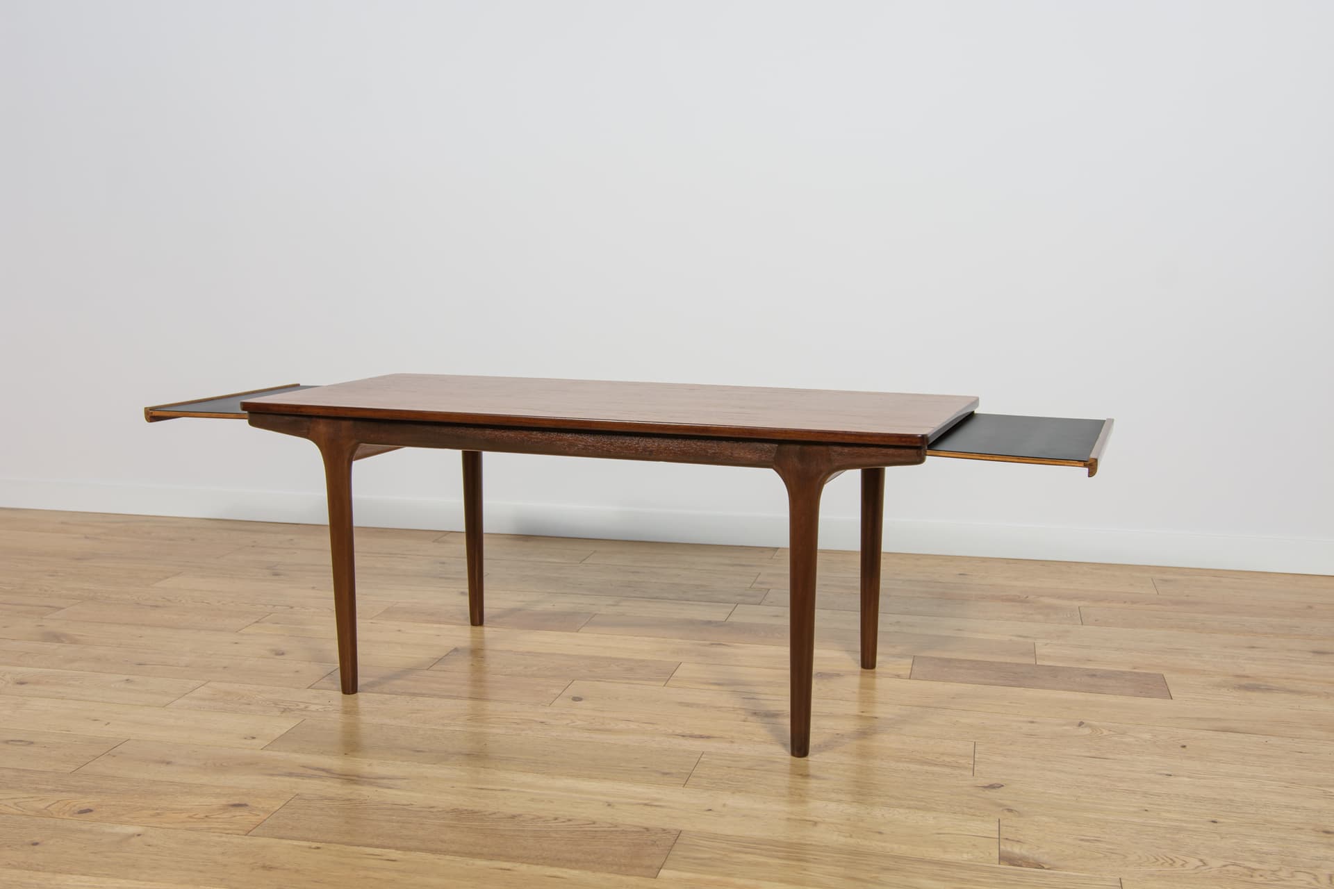 Coffee table, light brown teak, McIntosh, United Kingdom, 1960s. - 185668