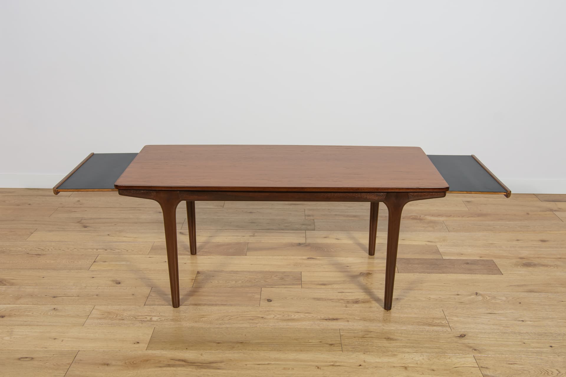 Coffee table, light brown teak, McIntosh, United Kingdom, 1960s. - 185664