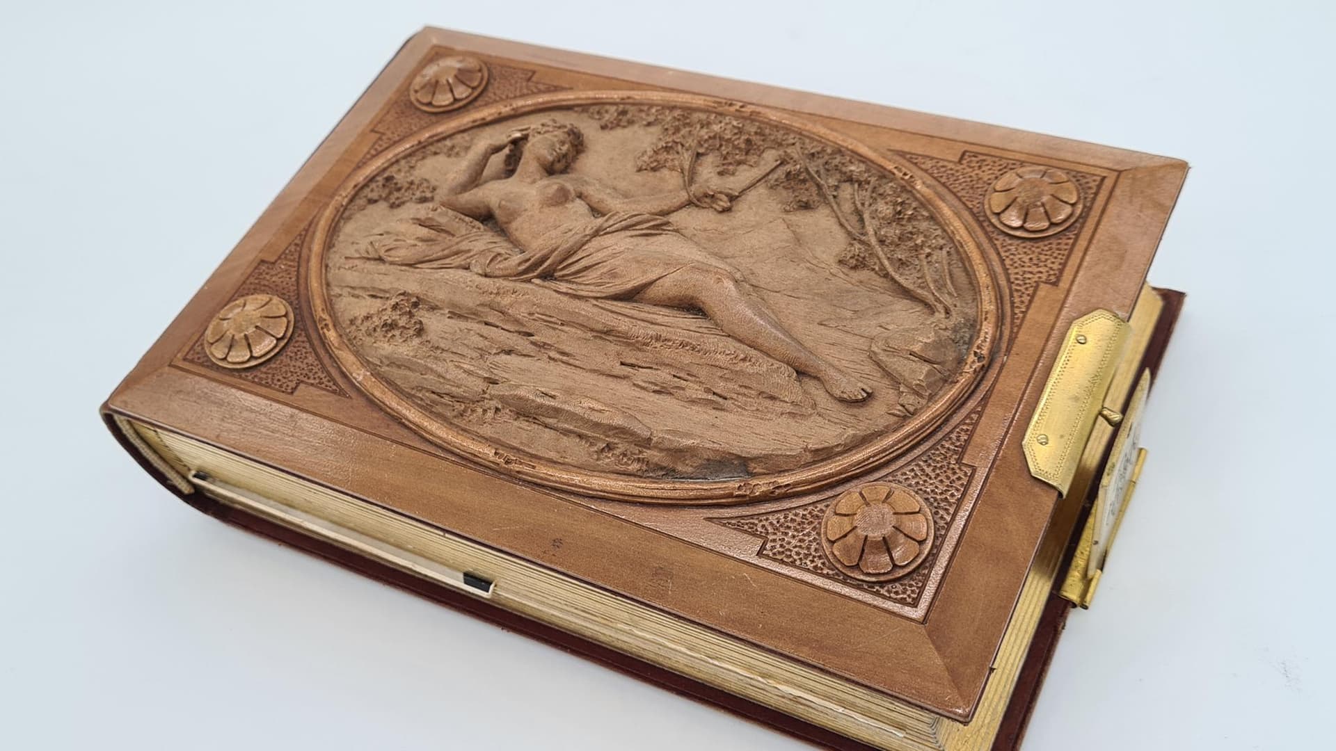 Antyczny album fotograficzny z reliefową drewnianą okładką | ok. 80 zdjęć | okres powojenny - 185782