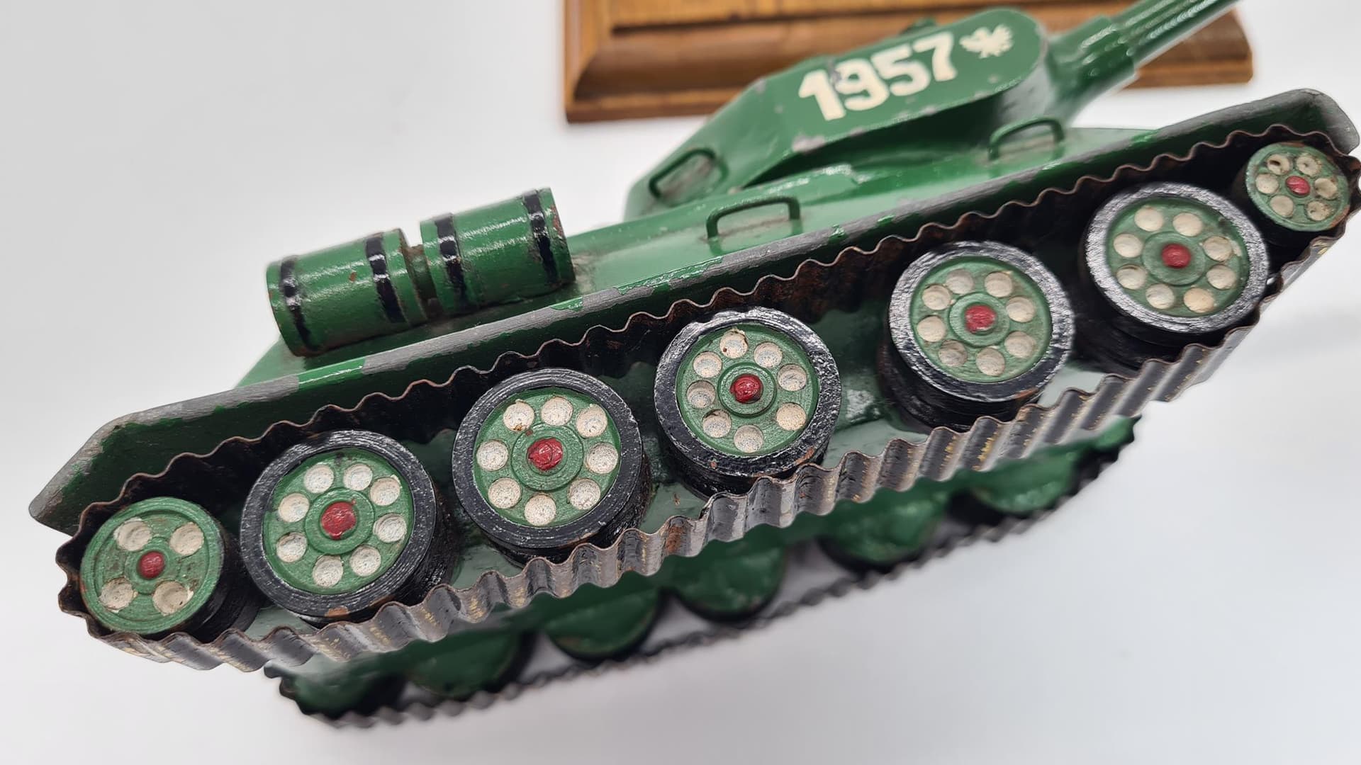 Vintage metalowy model czołgu – w całości z metalu | na drewnianej podstawie | PRL / Europa Wschodnia - 185806