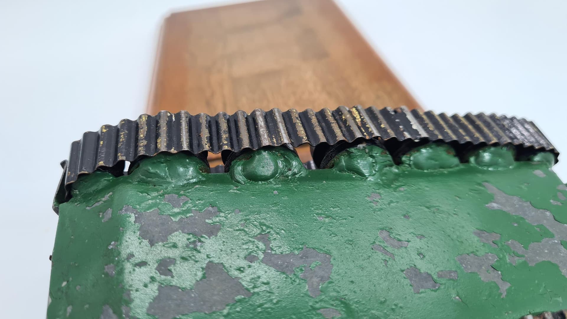 Vintage metalowy model czołgu – w całości z metalu | na drewnianej podstawie | PRL / Europa Wschodnia - 185805