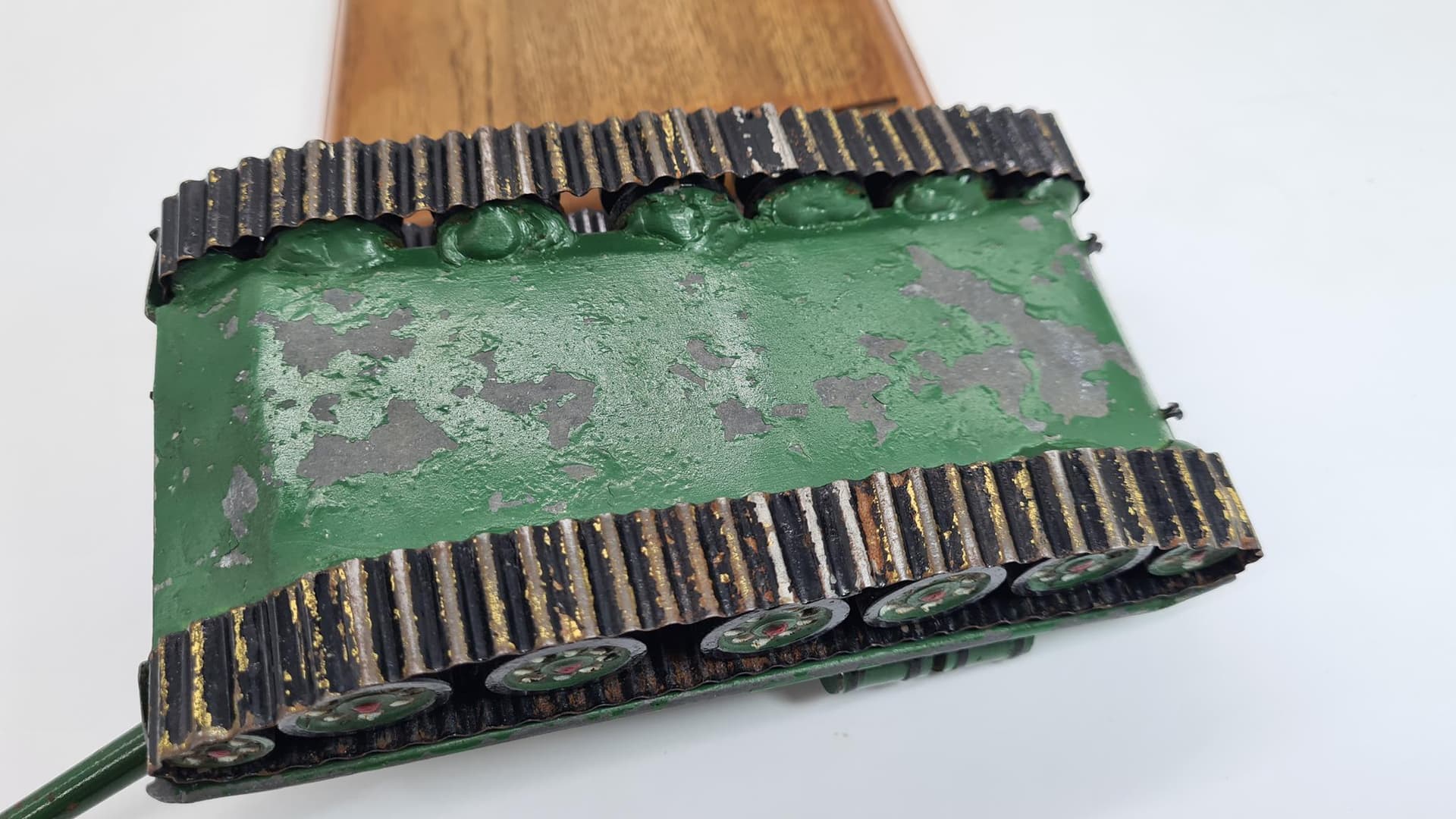 Vintage metalowy model czołgu – w całości z metalu | na drewnianej podstawie | PRL / Europa Wschodnia - 185804