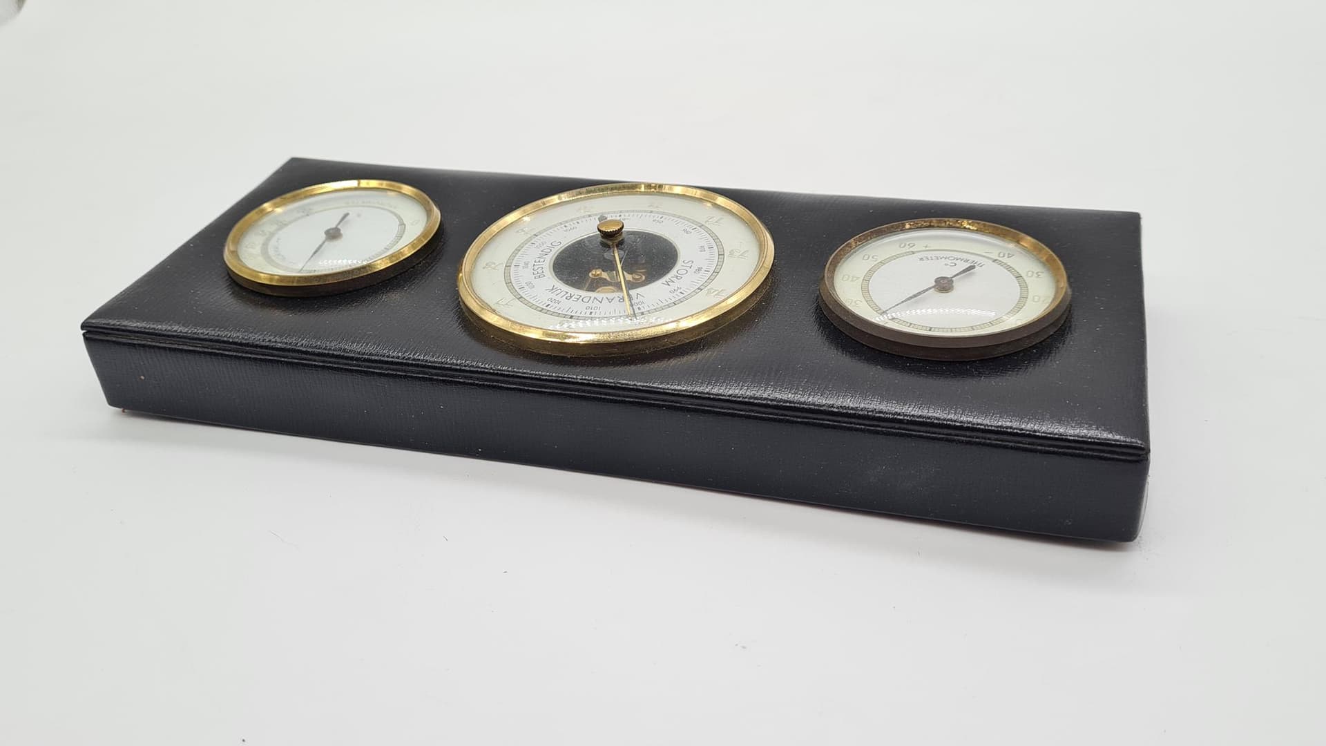 Stacja pogodowa ścienna, czarny winyl, mosiądz, szkło, Holandia, lata 60. - 185896