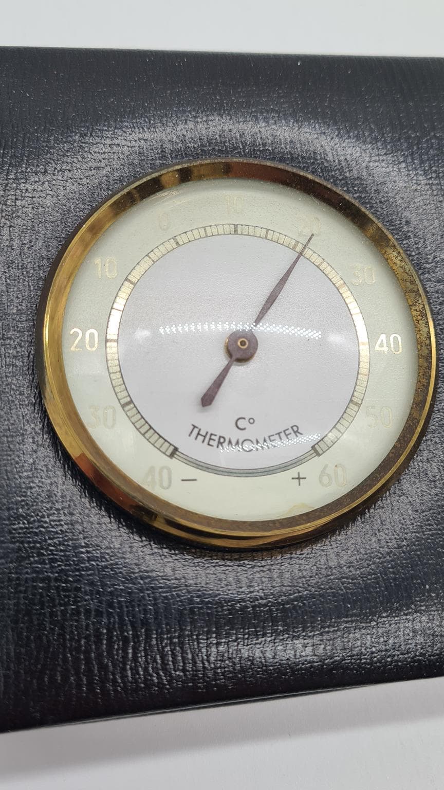 Stacja pogodowa ścienna, czarny winyl, mosiądz, szkło, Holandia, lata 60. - 185891