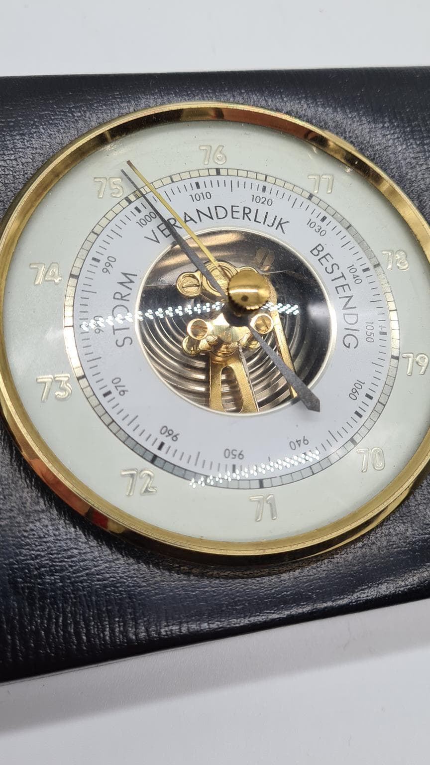 Stacja pogodowa ścienna, czarny winyl, mosiądz, szkło, Holandia, lata 60. - 185892