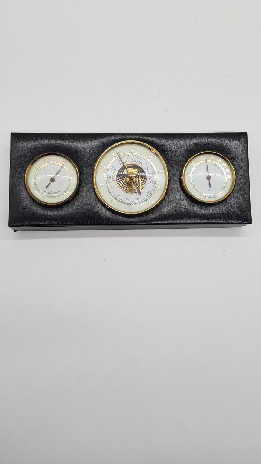 Stacja pogodowa ścienna, czarny winyl, mosiądz, szkło, Holandia, lata 60. - 185889