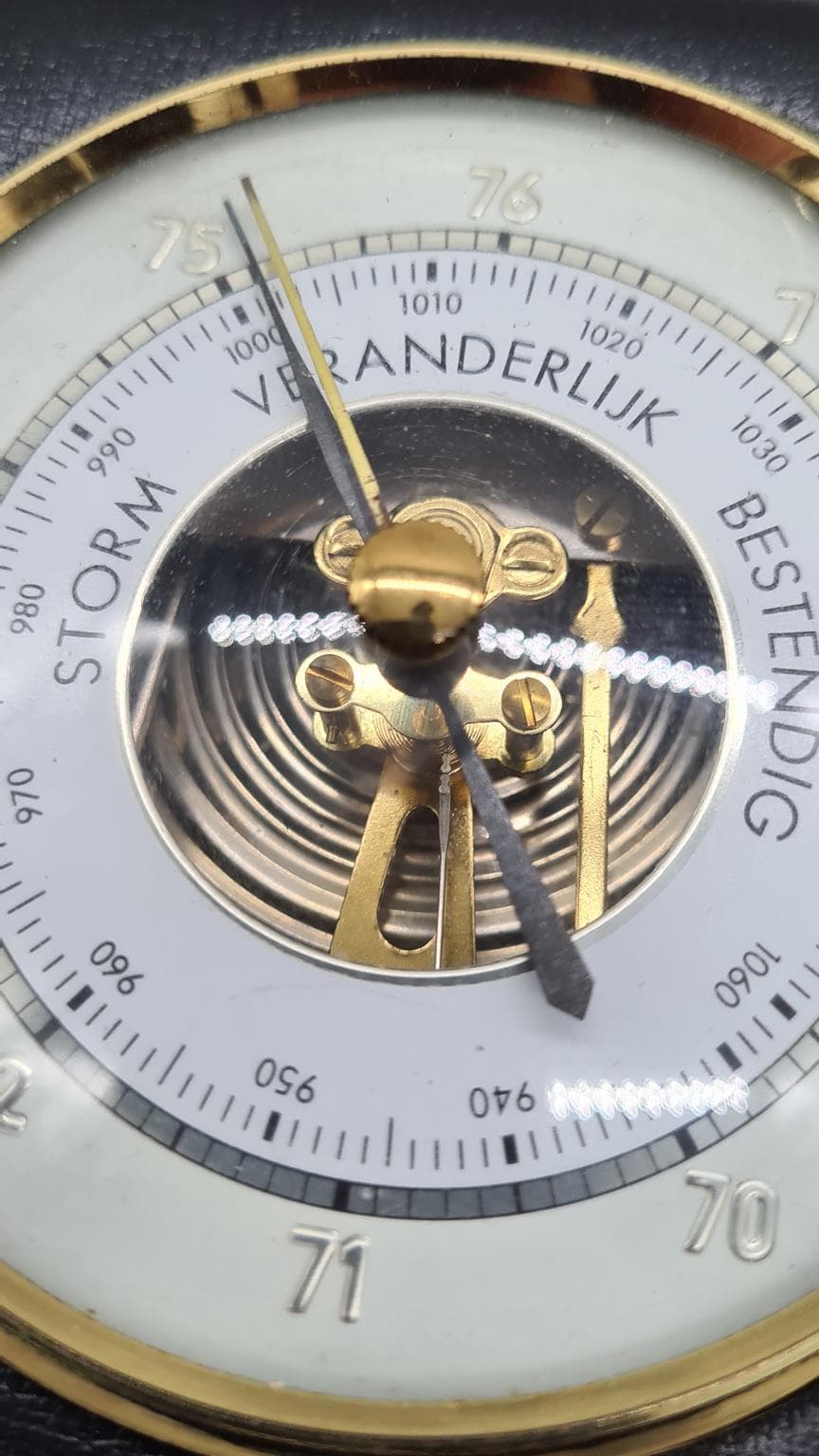 Stacja pogodowa ścienna, czarny winyl, mosiądz, szkło, Holandia, lata 60. - 185894