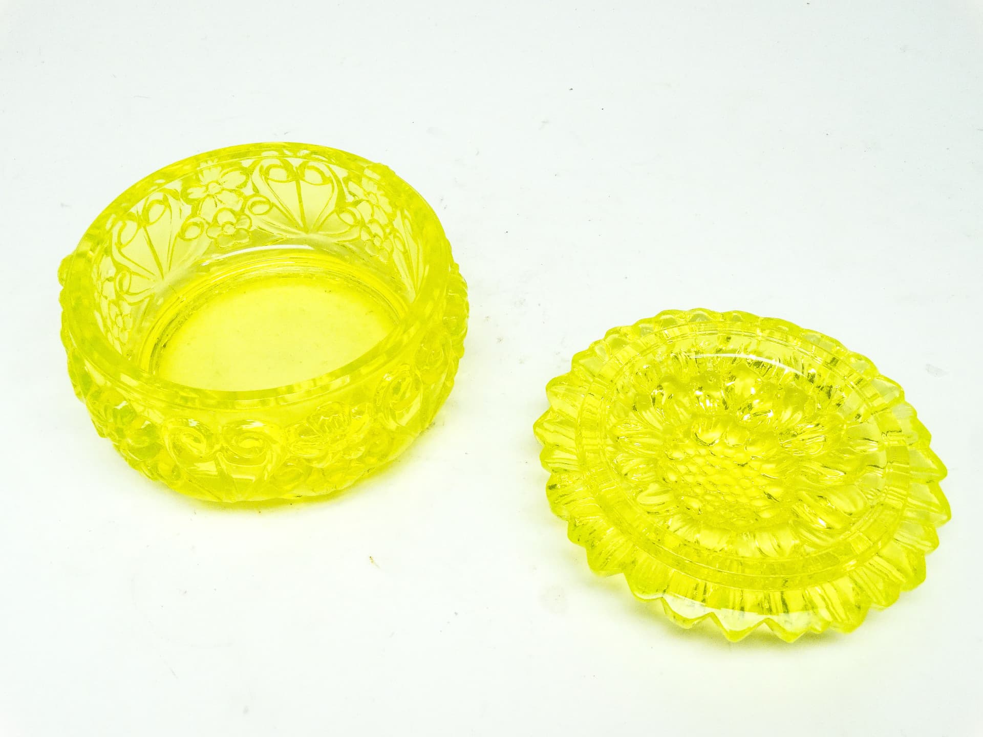 Bomboniera Art déco, szkło uranowe prasowane, Czechosłowacja, lata 50. - 186110