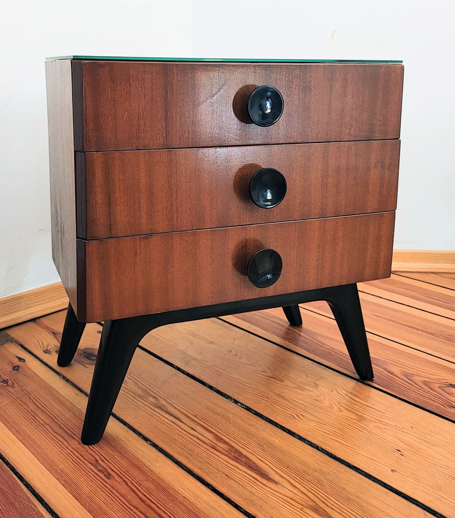 Szafki nocne, orzech brązowy, proj. J. Halabala, UP Závody, Czechosłowacja, lata 50. - 186589