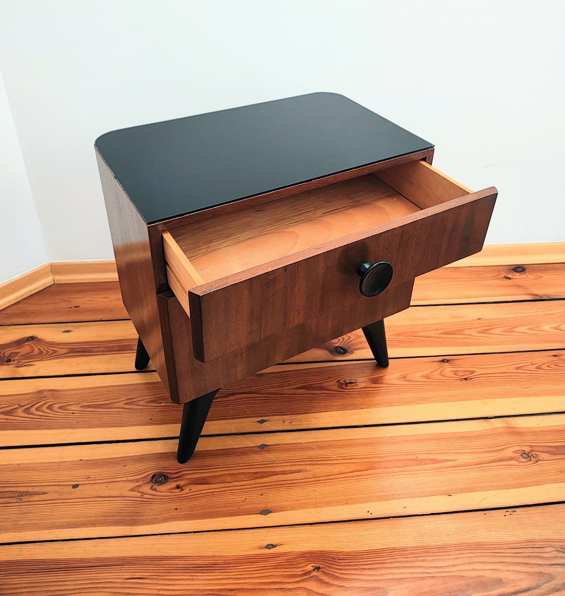 Szafki nocne, orzech brązowy, proj. J. Halabala, UP Závody, Czechosłowacja, lata 50. - 186588