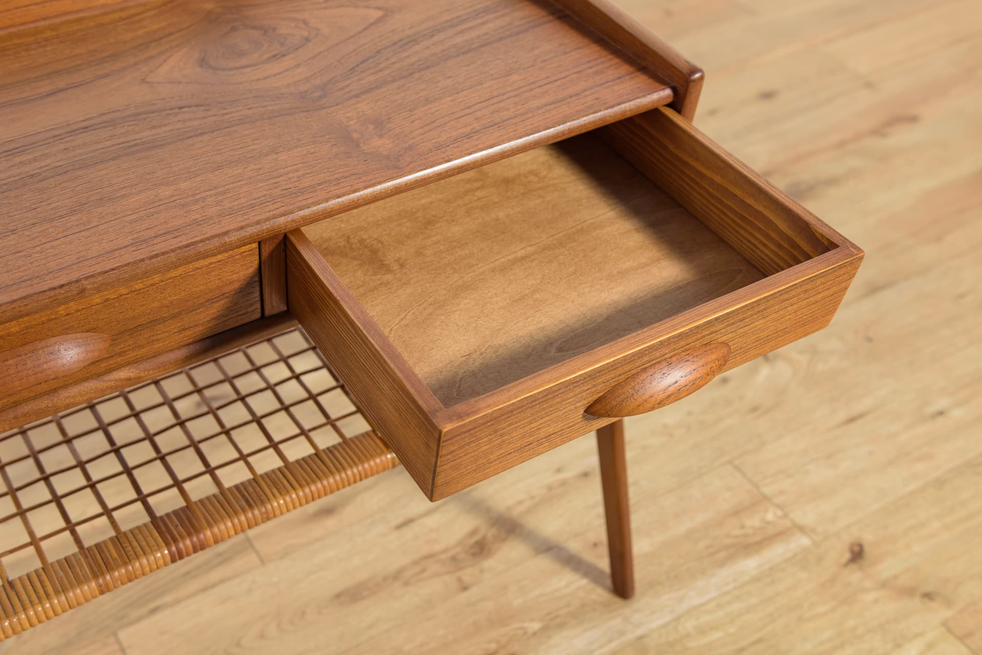 Stolik pomocniczy, teak brązowy jasny, rattan, proj. S. Rasmussen, Dania, lata 60. - 186805