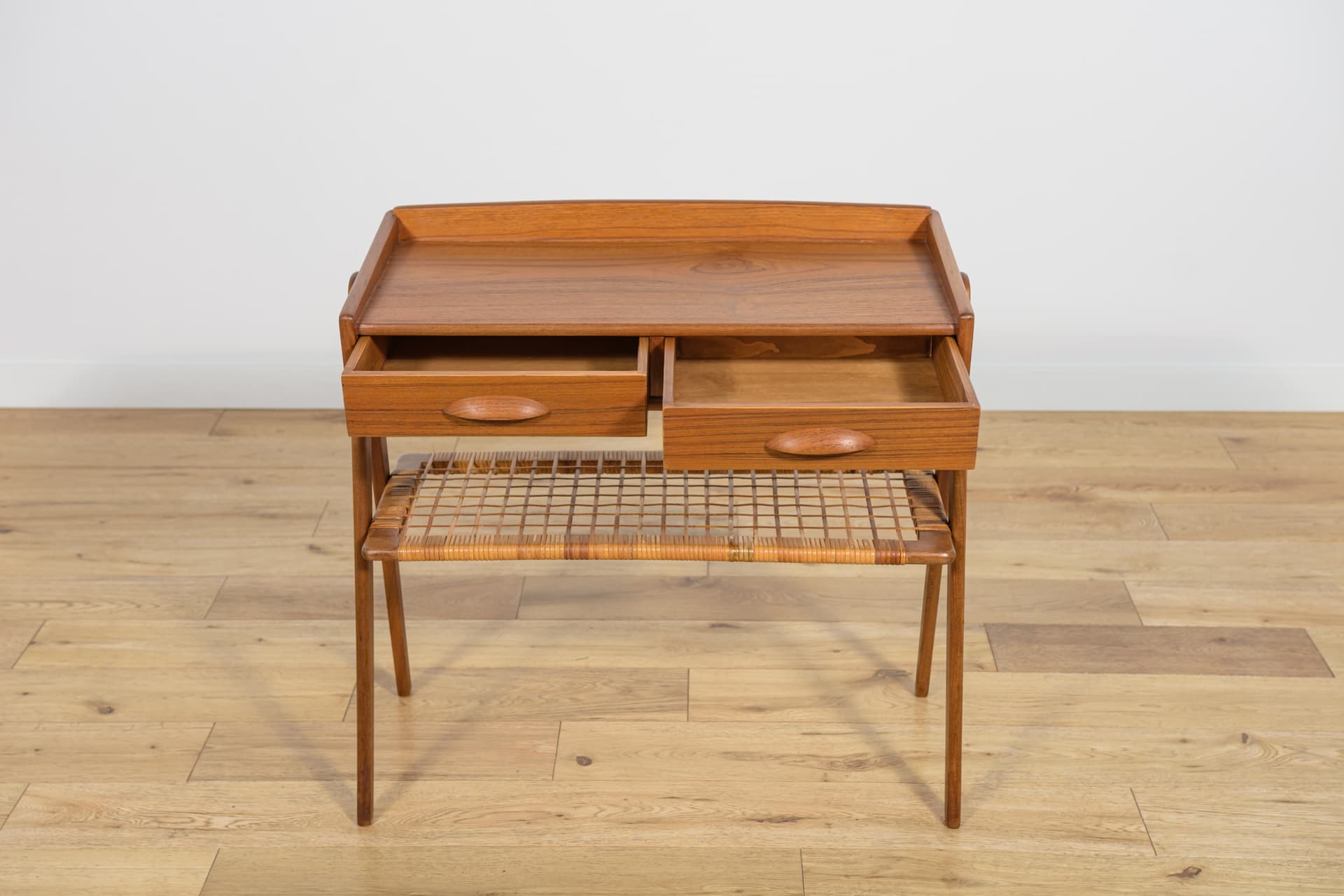 Stolik pomocniczy, teak brązowy jasny, rattan, proj. S. Rasmussen, Dania, lata 60. - 186802