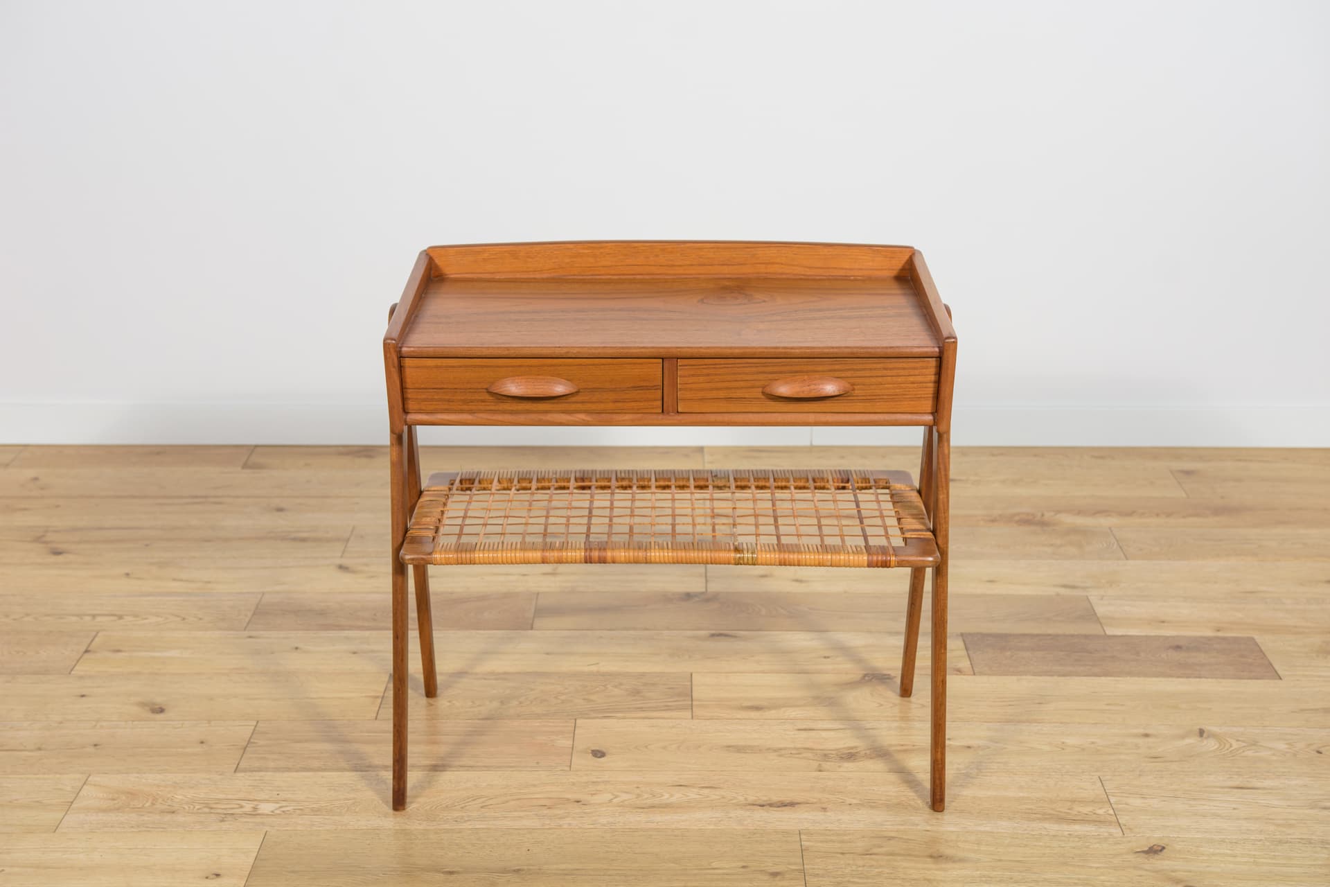 Stolik pomocniczy, teak brązowy jasny, rattan, proj. S. Rasmussen, Dania, lata 60. - 186796