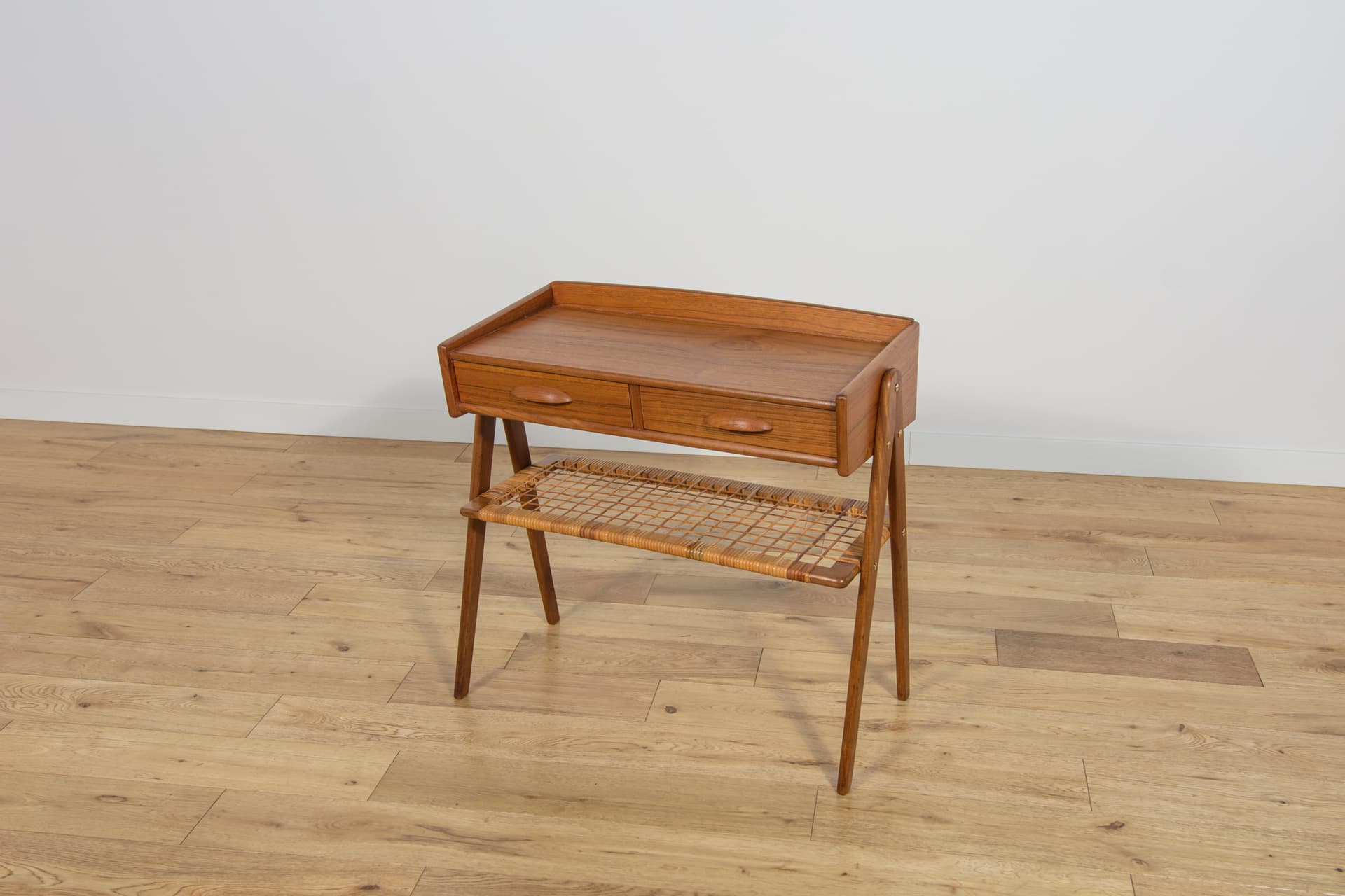 Stolik pomocniczy, teak brązowy jasny, rattan, proj. S. Rasmussen, Dania, lata 60. - 186795