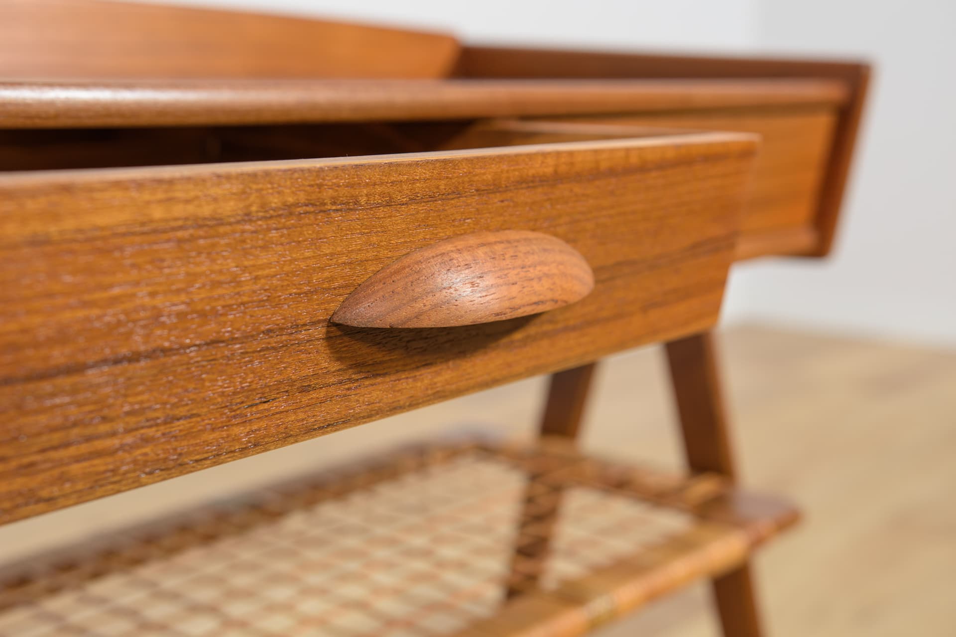 Stolik pomocniczy, teak brązowy jasny, rattan, proj. S. Rasmussen, Dania, lata 60. - 186806