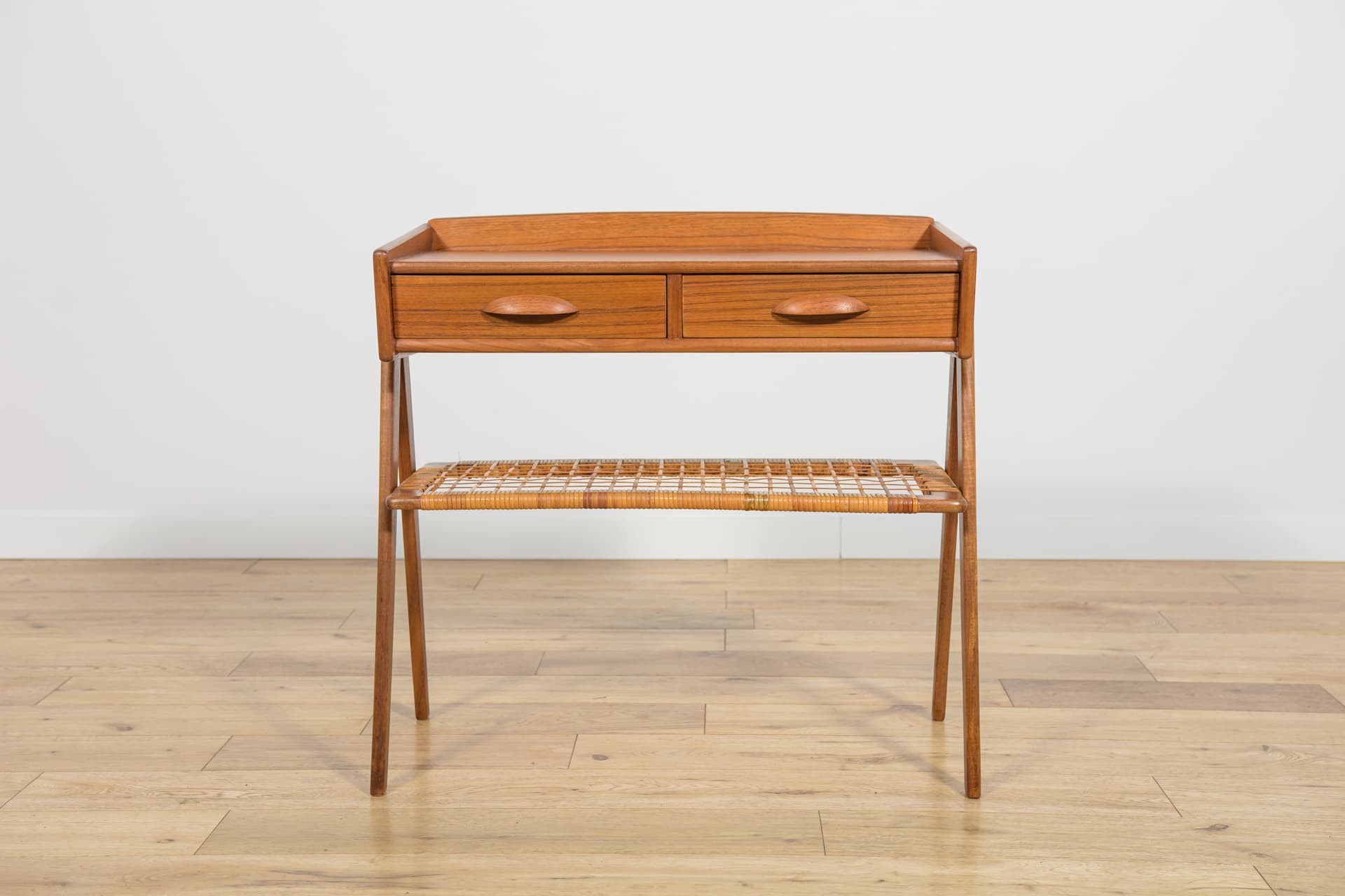Stolik pomocniczy, teak brązowy jasny, rattan, proj. S. Rasmussen, Dania, lata 60. - 186797