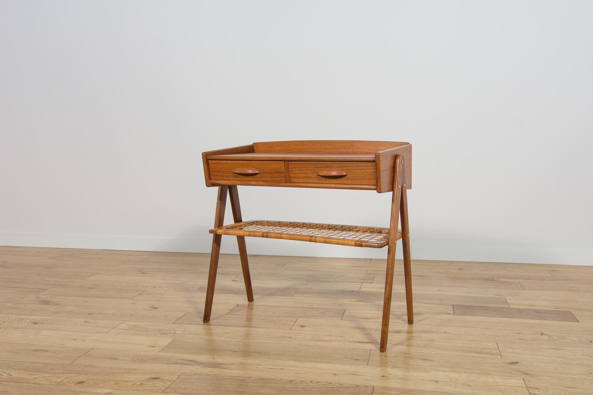 Stolik pomocniczy, teak brązowy jasny, rattan, proj. S. Rasmussen, Dania, lata 60. - 186799