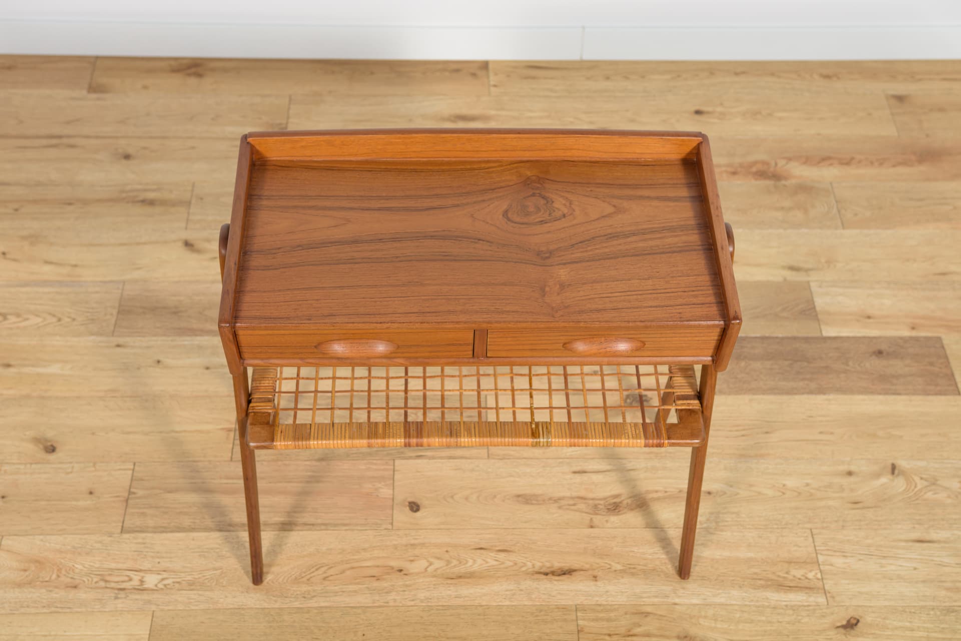 Stolik pomocniczy, teak brązowy jasny, rattan, proj. S. Rasmussen, Dania, lata 60. - 186798
