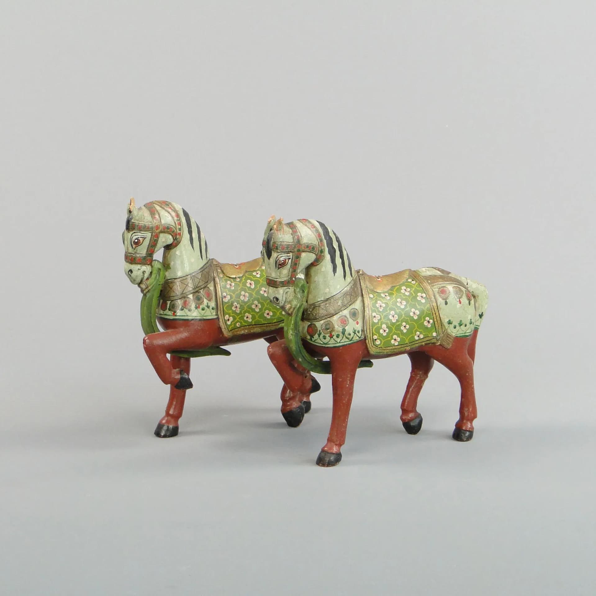 Para rzeźb, konie polichromowane, drewno multikolor, Indie, przełom XIX i XX w. - 12989