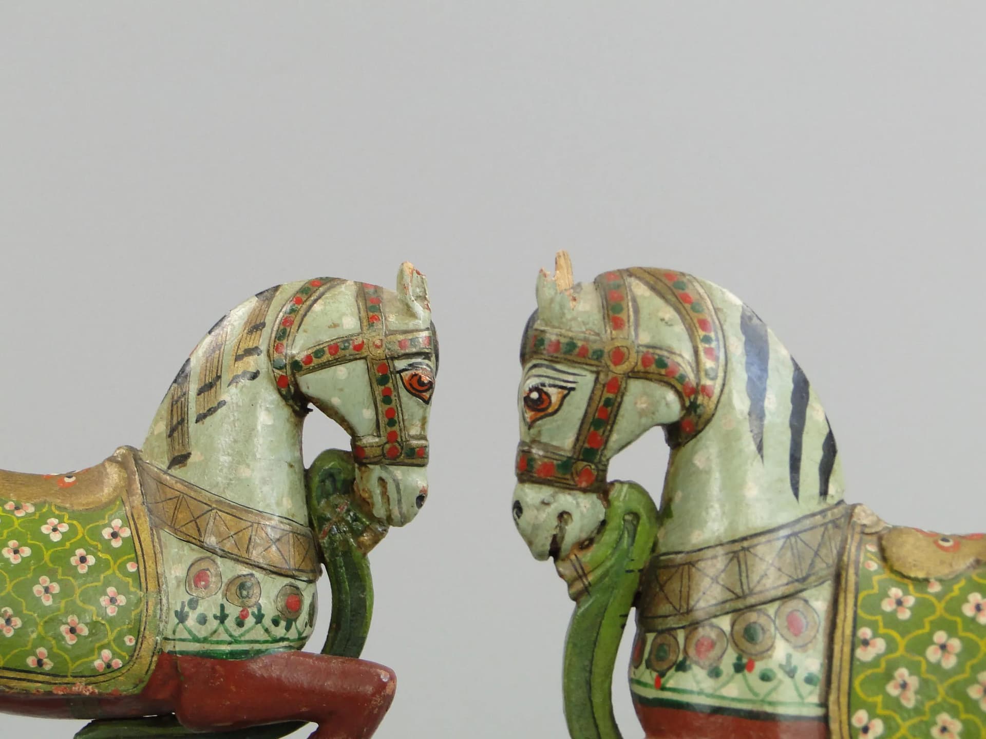 Para rzeźb, konie polichromowane, drewno multikolor, Indie, przełom XIX i XX w. - 12993