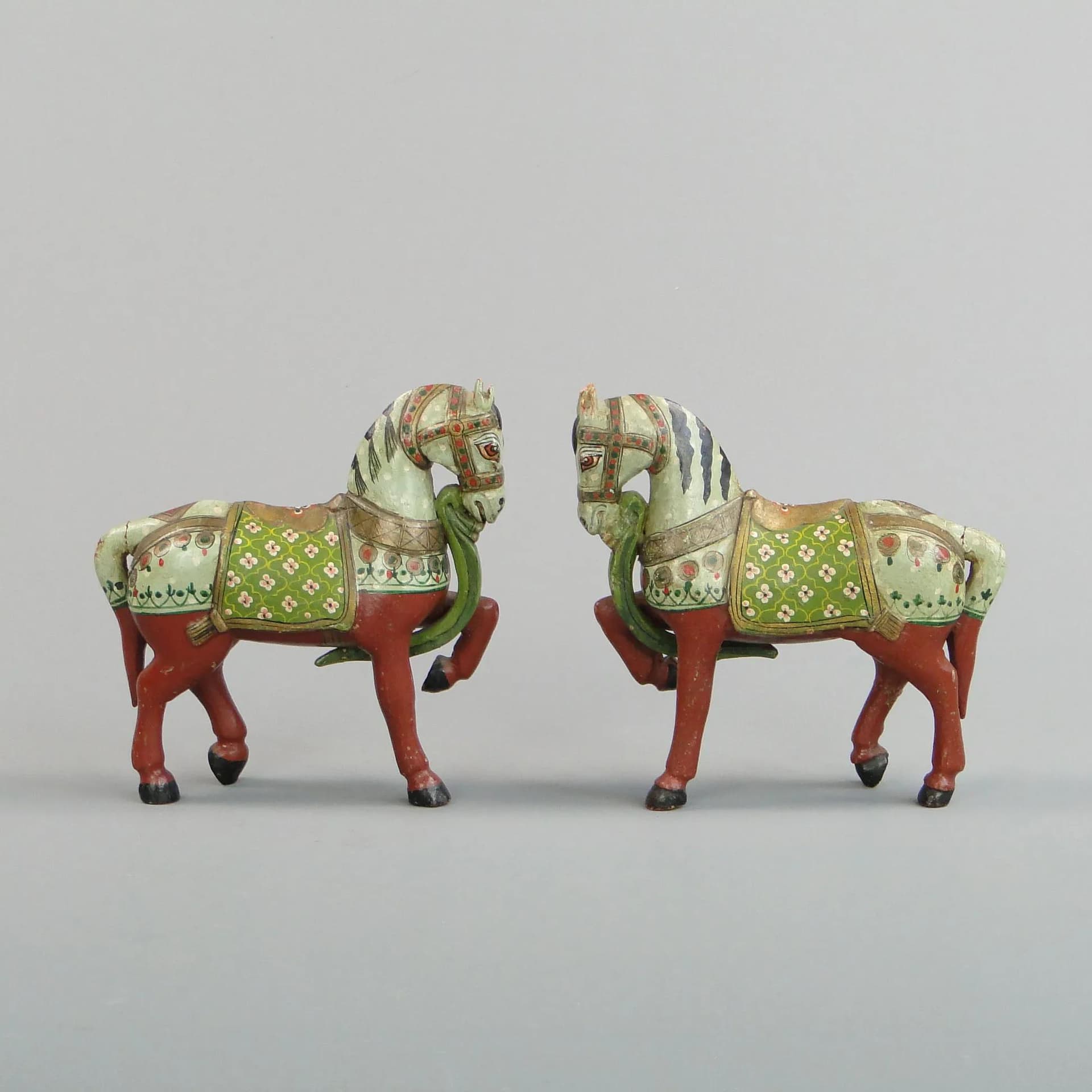 Para rzeźb, konie polichromowane, drewno multikolor, Indie, przełom XIX i XX w. - 12990