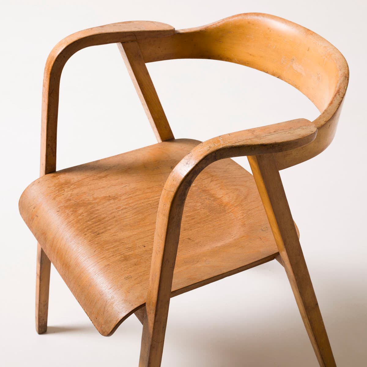 Fotel gięty, jasnobrązowy, sklejka, proj. M. Sigmund, Polska, lata 60. - 187487