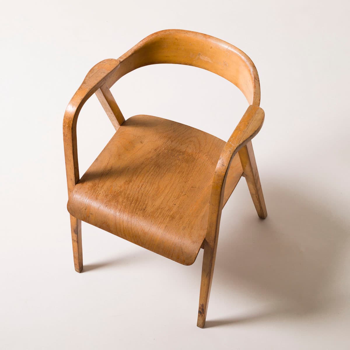 Fotel gięty, jasnobrązowy, sklejka, proj. M. Sigmund, Polska, lata 60. - 187486