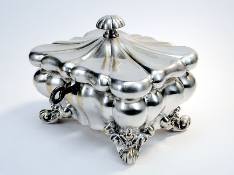 Cukiernica sarkofagowa Biedermeier, mosiądz srebrzony, Szwecja, XIX w. - 187610