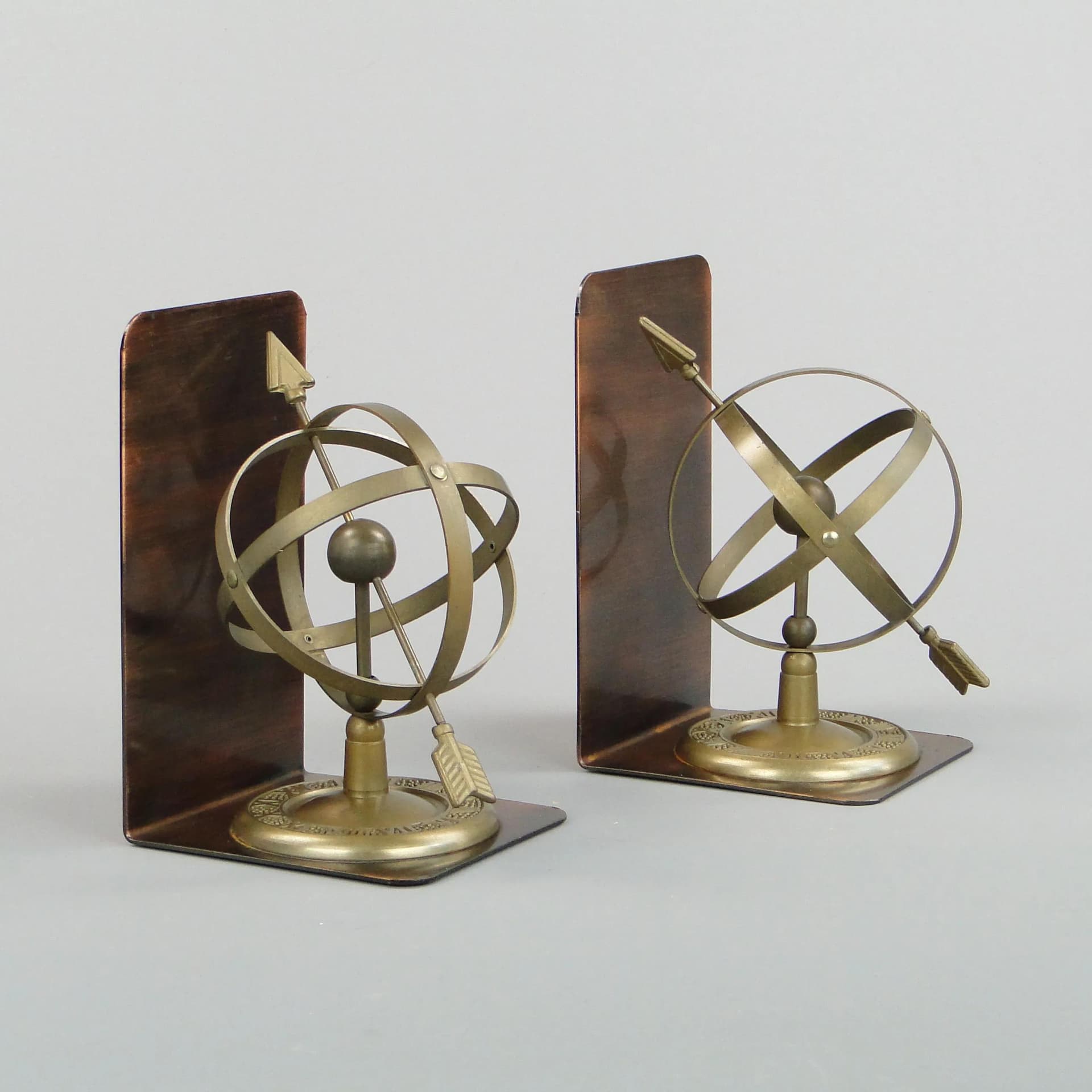 Podpórki do książek, motyw sfera armilarna, mosiądz złoty, Belgia, lata 70. - 13118