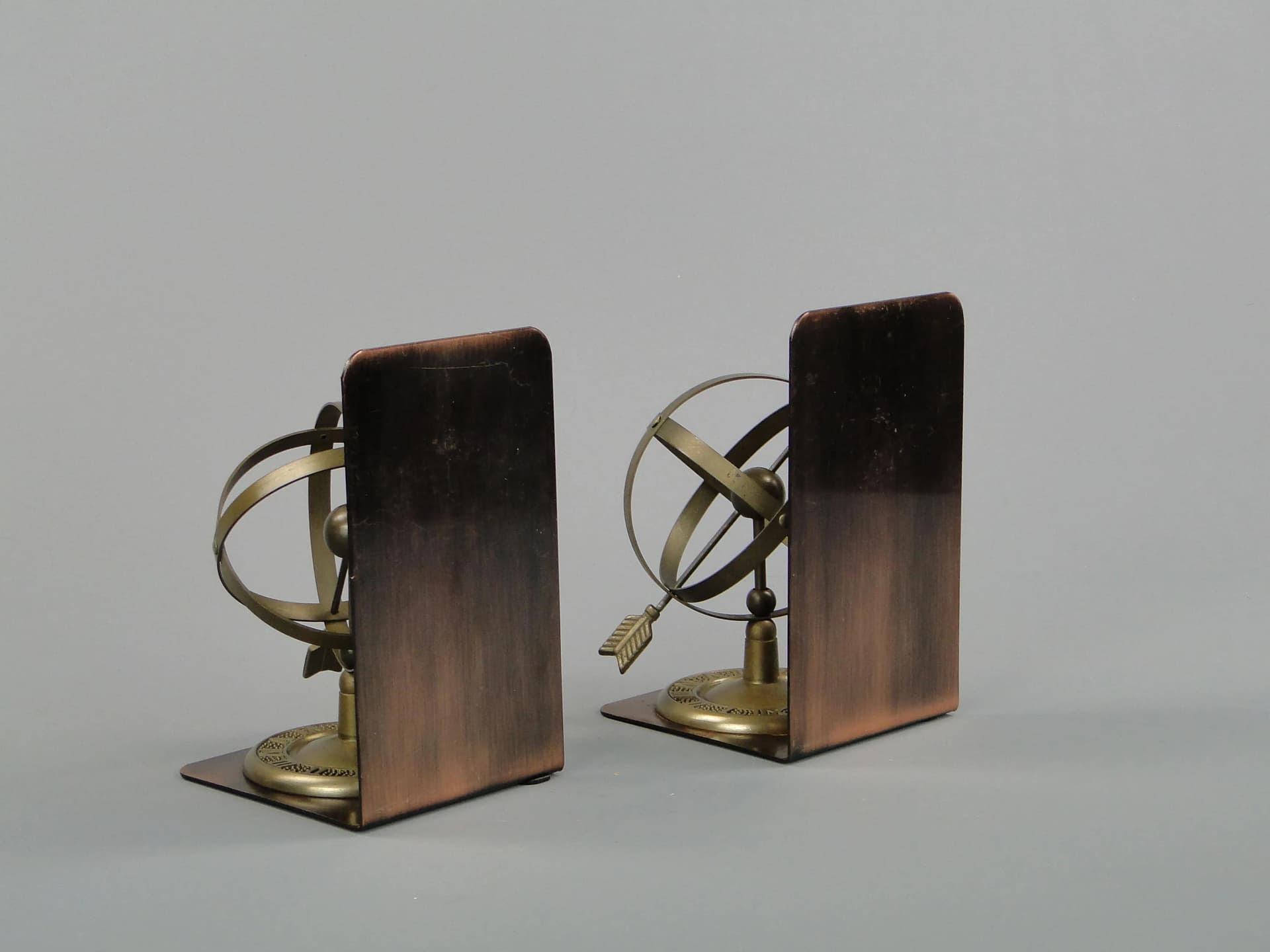 Podpórki do książek, motyw sfera armilarna, mosiądz złoty, Belgia, lata 70. - 13119